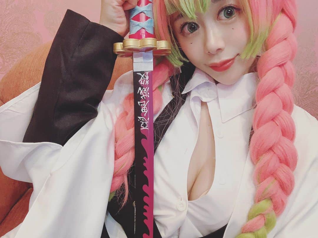 のインスタグラム：「自己満でコスプレ💁🏼 Happy Halloween🎃 蜜璃しか勝たん💗💚 . . . #モデル #model  #サロンモデル #撮影会 #fff #l4l  #instagood #커플티 #남친룩 #팔로우 #선팔하면맞팔 #뷰스타그램 #f4f #仮装 #halloween #ハロウィン #コスプレ #恋柱 #甘露寺蜜璃 #甘露寺蜜璃コスプレ #鬼滅の刃コスプレ #鬼滅の刃 #kimetsunoyaiba #f4follow  #l4like #beautiful #photooftheday #followｍe #love」