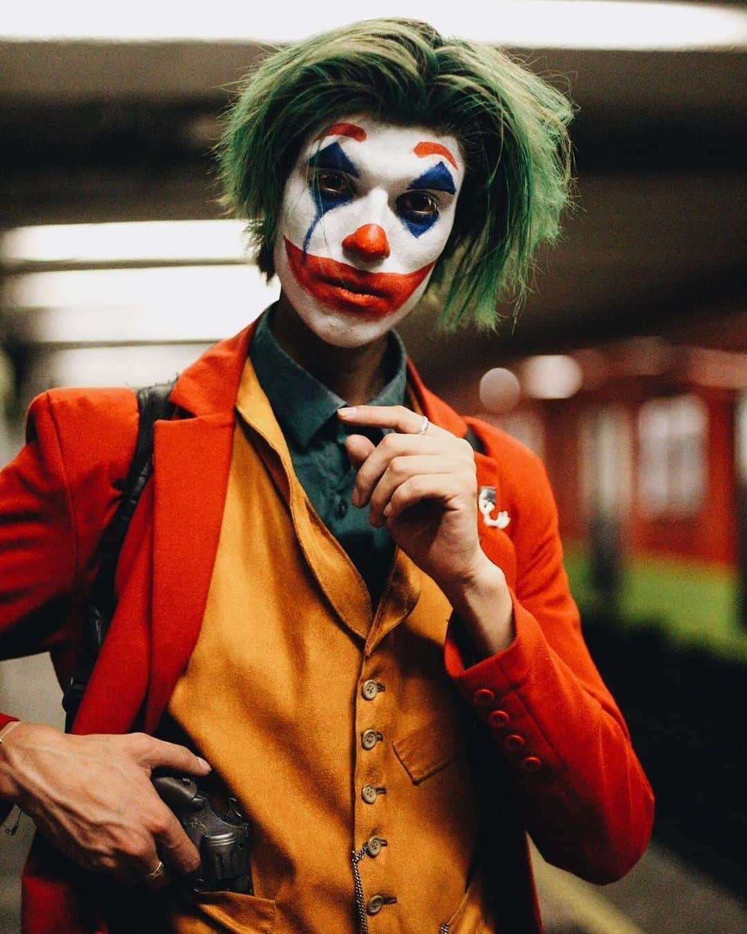 Chad Santosさんのインスタグラム写真 - (Chad SantosInstagram)「Me traba cuando hago fotos  estilo frame de una película, aquí un Joker que me encontré.  ハッピーハロウィン 🧙🏼‍♀️ #メキシコシティ #メキシコ #ハロウィン #写真 #写真家 #mexicocity #mexicourbano #mexico_maravilloso #streetclassics #adorama #망자의날 #halloween #reportagespotlight #streetleaks #mexico_amazing #joker #elbromas #urbanacdmx #thisweekoninstagram #guasón #batman #jokercosplay #thisweekoninstagram #ジョーカー #metrochilango #metrocdmx #mexico_maravilloso」11月1日 12時36分 - elchadsantos