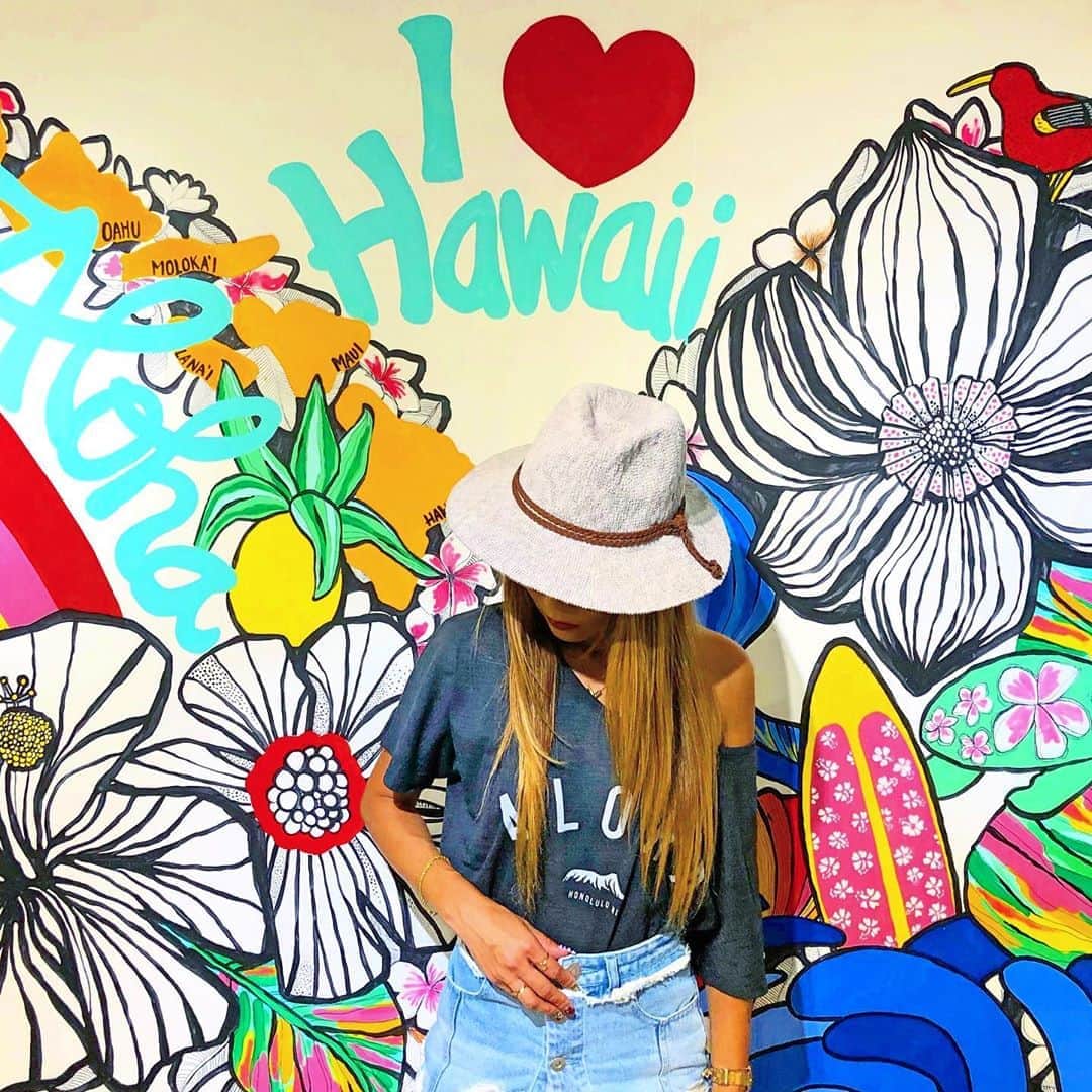 shihoのインスタグラム：「Hello💗November ・ あっという間に11月。 今年もあと2ヶ月しかないと思うと 月日が経つのが本当に早い🤥 ・ Hawaiiを想いながら きっともうすぐ帰れる日が近いと信じて 今月もたくさんたのしもー♡ ・ 皆さま今月もよろしくお願いします💗🖤💗 ・ #hawaii#islandofoahu#oahu#ハワイ#trip #オアフ島#travel#loco_hawaii#travel_jp #funtorip#タビジョ#旅MUSE#genic_travel #genic_mag#たびねす#旅行#genic_hawaii #waikiki#honolulu#ワイキキ#oahuhawaii #tabijyomap_hawaii#lealeahawaii#2020」