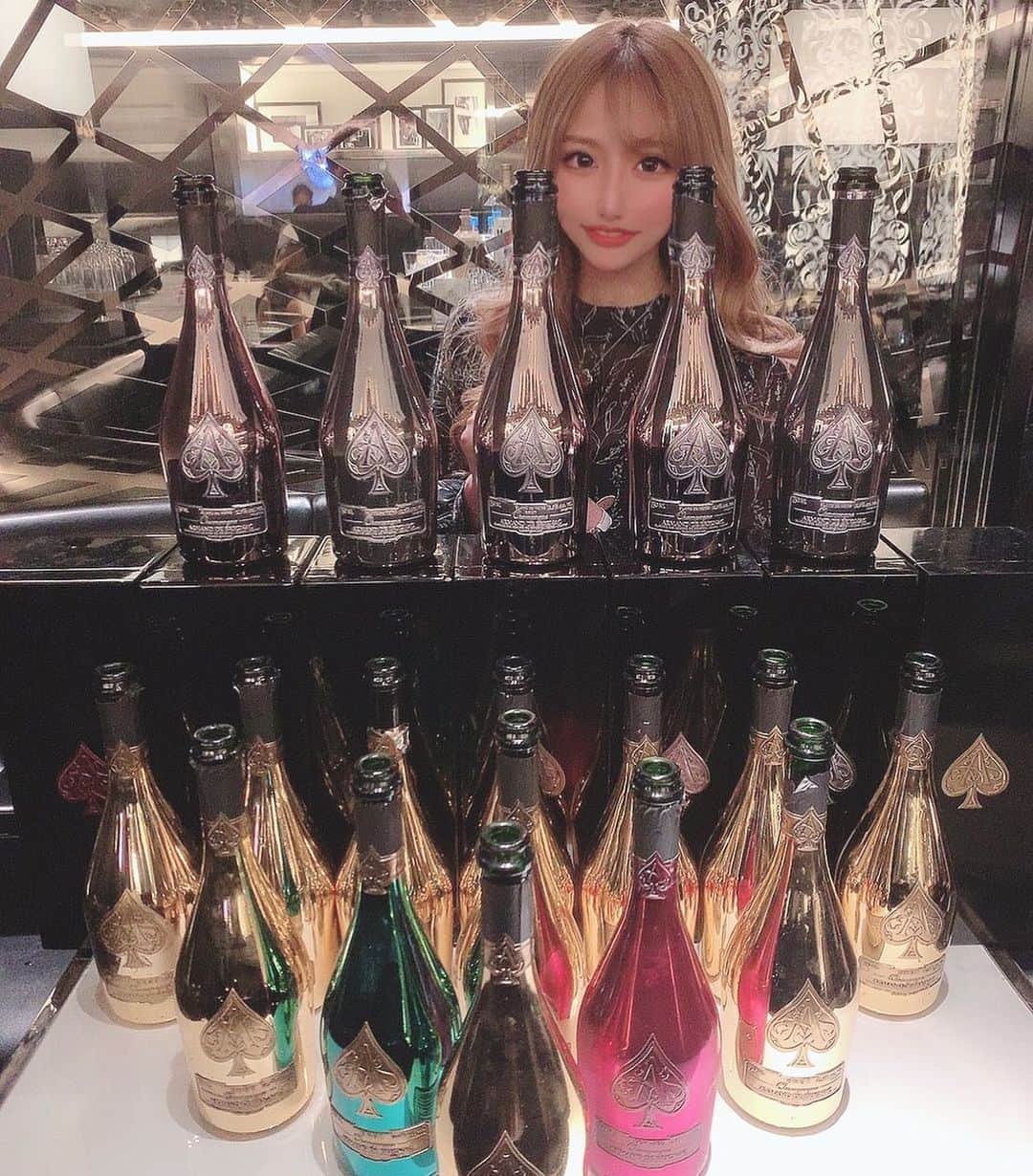 れみのインスタグラム：「凄すぎる会社のお祝いということで、こんな華やかすぎる金曜日に✨✨ . ブラック5本に信号機に最後1撃ゴールド10本て😂😂どんだけ😂 4桁のマンモス伝票😂✨✨ . ステキなお祝いの会にララを選んで頂けた事、本当に嬉しいです😌 そしていつも本当に感謝です。 改めておめでとうございました✨✨」