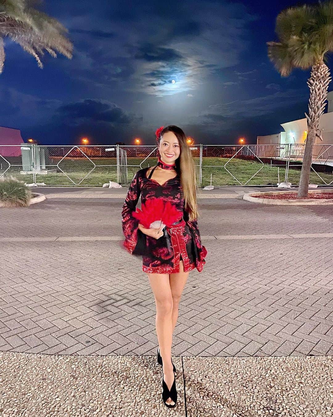 のインスタグラム：「Happy Halloween Night🎃👻🧡 Beautiful Blue Moon🌕✨ . .  みなさん、ハロウィンエンジョイしましたか？😊 全世界で満月がハロウィーン🎃と重なるのは、76年ぶりらしい✨ とても幻想的なまんまるお月様でした😍 . .  #jacksonville #florida #Jags #jaguars #gojags #roar #theroarofthejaguars #theroar #nfl #cheer #cheerleader #nflcheerleaders #america #americandream #duval #duuuval #チア #アメリカ生活 #チアリーダー #夢 #挑戦 #意志あるところに道は開ける #challenge #chance #Halloween #bluemoon」