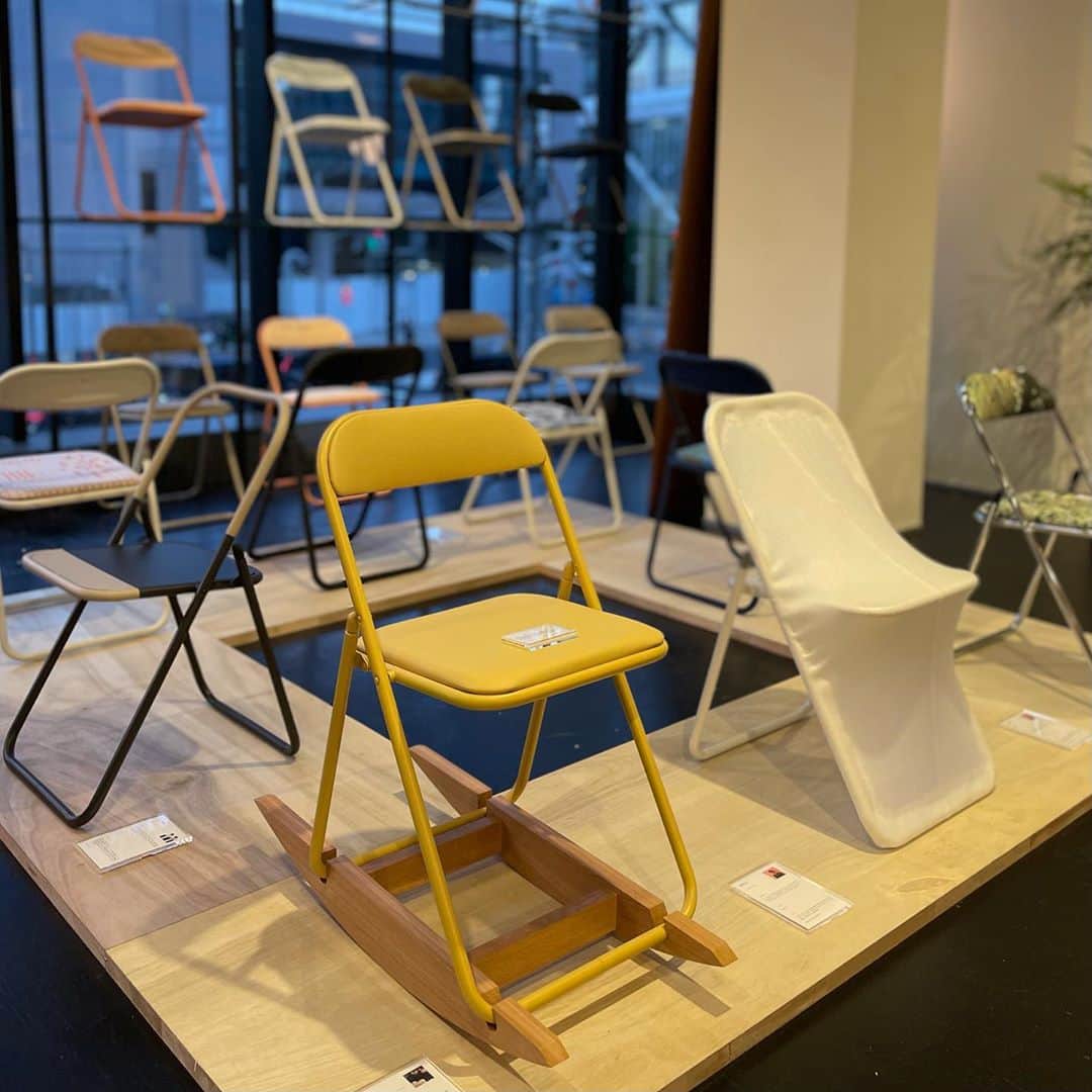 林信行のインスタグラム：「古くて新しいブランド 「1518」がDESIGNARTで衝撃のデビュー  いよいよ火曜日までとなったDESIGNART メイン会場のワールド青山ビルでは自宅で働く人が増えたことを受けた ホームオフィスの展示、NEW HOME OFFICE。  多くの名作と呼ばれるイスやインテリアを持つスイスのvitra社。 （取り扱いをしているセレクトショップ、SEMPREによる展示）  北欧デザインの躍進を担うファニチャーブランド、muuto社。  100年以上の歴史を持つ米国のオフィスファニチャー老舗、Steelcase社。 (取扱店のWorkplace Solutions Inc.による展示。なんと、ここに京都のmuiも展示されていました！）  アウトドア家具で屋外でのワークスタイルの魅力を伝えたemuといった会社らが展示していた。  その中で、衝撃的だったのがこのDESIGNARTにてブランドデビューを果たした「1518（いちごいちはち）」という存在。  ブースには「1518 made by community」と書かれているが、これは既に活躍しているメーカーだったりデザイナーだったりが集まったコミュニティーによってつくられている家具のブランド。 メーカーと言っても、インテリアブランドと言ったメーカーではなく、どちらかというと事務用品のメーカーが主体だが、そうしたメーカーの人達が改めてデザイナーと組んで商品の価値を高めようと取り組んでいることに衝撃を受けた。  象徴的な製品が「PIPE CHAIR」という製品で「多くの日本人の記憶に残るパイプイスのイメージを変えたい」と誕生した製品。70年以上パイプイスをつくりつづけてきた愛知県のオフィスファニチャー老舗の「ノーリツイス」が、廃棄予定だったパイプイス製造機を復活させて、東レのウルトラスウェードなどの最新ファブリックが楽しめセミオーダーが可能なイスとして生まれ変わらせたもの。ちなみにノーリツイスは「1518」プロジェクトのリーディングカンパニーだという。  「LAY SOFA」はメーカーの垣根を超えたソファづくりがテーマ。業務用家具メーカーの静岡県フジライトが東レと共同開発した日本の住宅サイズにフィットするサイズ感にこだわってつくったデイベッドタイプのソファ。ノートパソコンで仕事をするためのサイドテーブルや足元の電源コンセントなども用意されている（サイズはオーダーで変更可能）。  「JIM DESK」は板金加工の家具づくりをしていた「アルプススチール」が提案する「家庭のオープンスペースに置けるコンパクトなデスク」ノートパソコン一台置いたらそれで終わりという奥行き感など日本の住宅事情に配慮したつくり。  ちなみに別の机では、天板に置くだけで重言ができるQiの充電が埋め込まれていた。  他にもオフィス向けスチールロッカーの構造でつくられた家庭用シェルフや、学校の職員室や保健室などでよく使われていたクルっと回転する事務用のイスを家庭用に作り直した「JIM CHAIR」など、どれもこれも懐かしい20世紀ミッドセンチュリーな雰囲気を漂わせながら、ちょっとオシャレで、ちょっと寄り添うように作り直されている。  この「1518」実はもう１箇所、渋谷の金王坂近くのTom Dixonのショップの２階でも展示をしていて、こちらではさまざまなクリエイターとコラボしたPIPE CHAIRが展示されている（１枚目の写真がそうです）。  DESIGNARTは、ミラノのデザインウィークを意識したイベントで、アートのイベントであればデザインのイベントでもあるが、こうした家具メーカーによる新たなチャレンジに触れると、良いデザインイベントに参加できた実感がある。  これからも家仕事が増えそうな人にも、ぜひともワールド青山、Tom Dixonの２会場、チェックしてみて欲しい。  古くて馴染みのある事務用品が、親しみがあって少しおしゃれなツイストを含んだホームファニチャーに生まれ変わるというこのチャレンジ、ちょっと応援したくなる。  #DESIGNART #designart2020report #1518 #vitra #steelcase #emu #mui #muuta #ワールド青山 @1518community」