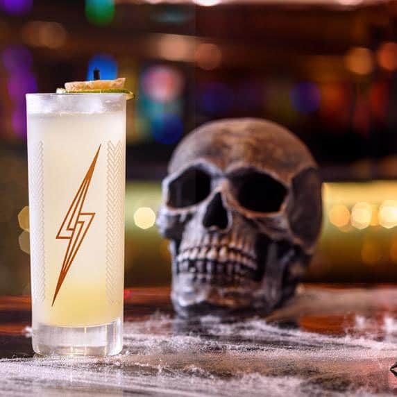 The Venetian Las Vegasさんのインスタグラム写真 - (The Venetian Las VegasInstagram)「We're here for the treats 🎃 Drop in for #Halloween for some scary good #cocktails at @thedorsey_lv & @electralasvegas. Taste The Nightmare cocktail made with @casamigos, go for a spooky Hocus Pocus mixed with @jameson_us, or sip on a on a Beetlejuice cocktail (or three) made with @titosvodka. 💀 Costumes are encouraged!」11月1日 12時47分 - venetianvegas