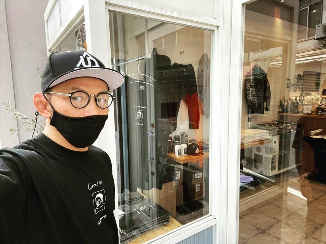 宇野薫さんのインスタグラム写真 - (宇野薫Instagram)「UFCファイトパス解説→HOLY SHIT CAFE へ  13:00〜17:00まで @holyshit_kamiuma.cafe  店頭におります！！  #宇野薫 #村上周 #小菅くみ #五木田智央 #ノルベルトルーベン #カミノゲ #リーバイス #富士フイルム #柔術 #総合格闘技 #宇野薫商店 #caoluno #amanemurakami #kumikosuge #tomoogokita #norbertoruben #kaminoge #levis #fujifilm #walldecor #bjj #jiujitsu #mma #grappling #holyshit #brickandmortar #brickandmortarnakameguro」11月1日 12時58分 - caoluno