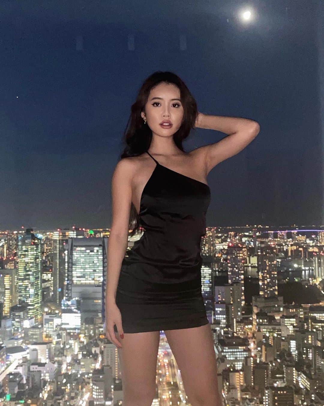 對馬イリーナさんのインスタグラム写真 - (對馬イリーナInstagram)「#gifted・dress from @julianamorenojp 🌙 I love how I’m unintentionally reaching for the moon lmao gotta harness that good energy amiright!!」11月1日 12時51分 - elenatsushima