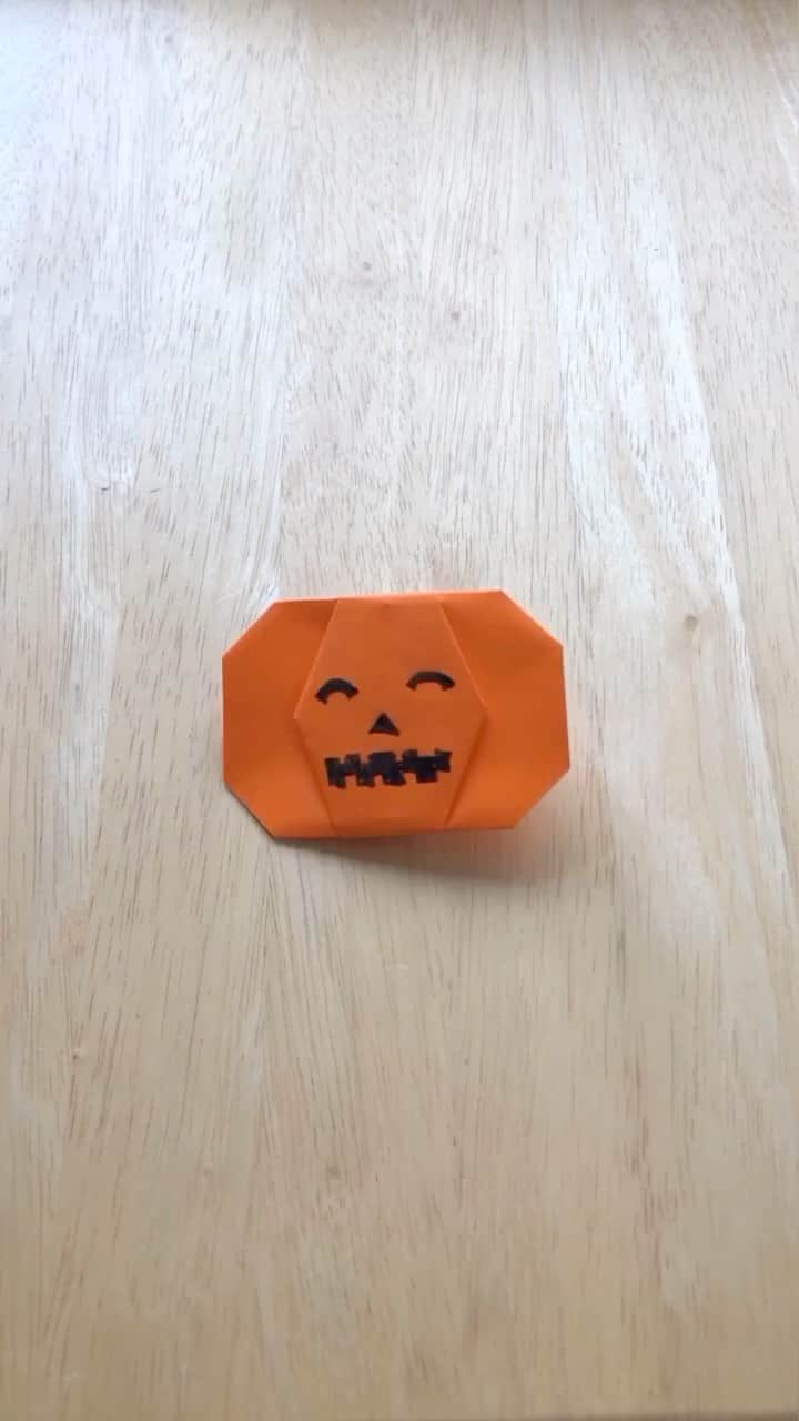 KATのインスタグラム：「This week’s origami Tutorial was a 2D Pumpkin! I guess it’s too late for Halloween but not too late for fall decorations! 😂🙌🏼 #origamipumpkin #origamitutorial #origami」