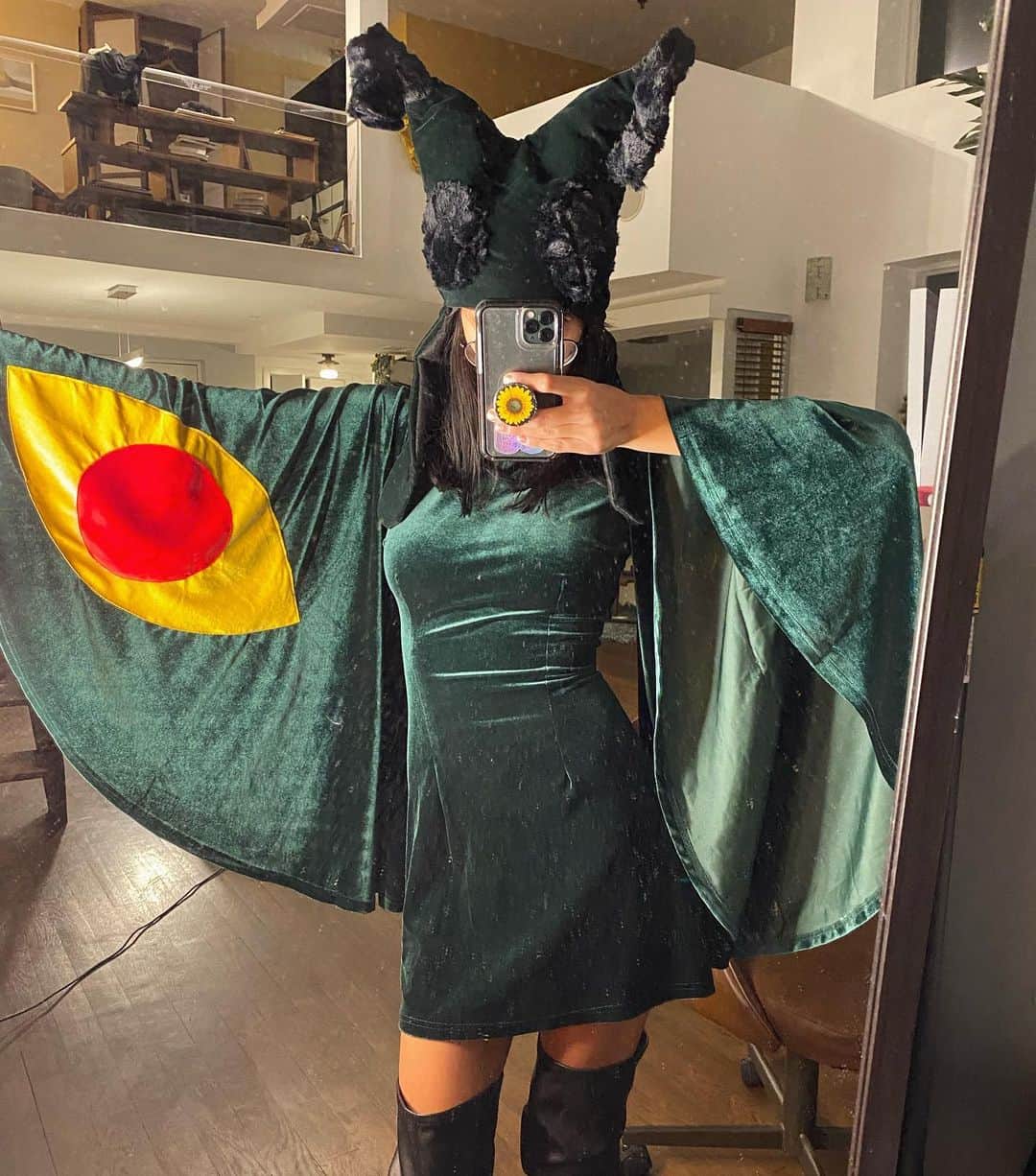Janice Griffithのインスタグラム：「i’m a moth, duh」