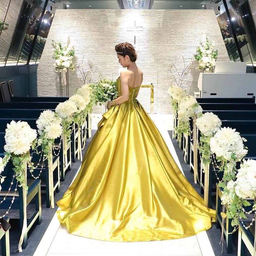 楽婚【公式】Instagramさんのインスタグラム写真 - (楽婚【公式】InstagramInstagram)「. ♡ファミリーウェディング！  ドレスアップしたママに子供達も大喜び♡ 忙しいパパママでも 楽婚ならおふたりの負担を最小限に全力でサポート！ 最高のファミリーウェディングをお手伝いします♡  ♥楽婚の先輩カップルKyohei ＆ Arisa 会場：ヴィアーレ大阪  Webでご予約はTOPのURLより♡ ⇒@rakukon . #楽婚 #rakukon  #ベストアニバーサリー#ベストブライダル #wedding #ウェディング #フォトウェディング #プレ花嫁 #卒花 #日本中のプレ花嫁さんと繋がりたい #プラコレ #marryxoxo #ウエディングニュース #花嫁 #卒花嫁 #2020年秋婚#2020年冬婚#2021年冬婚##2021年春婚 #結婚式準備 #weddingdress #パパママ婚 #家族ウェディング #ファミリーウェディング #挙式演出 #リングボーイ #リングガール #パパママ婚 #イエロードレス #披露宴演出」11月1日 13時01分 - rakukon