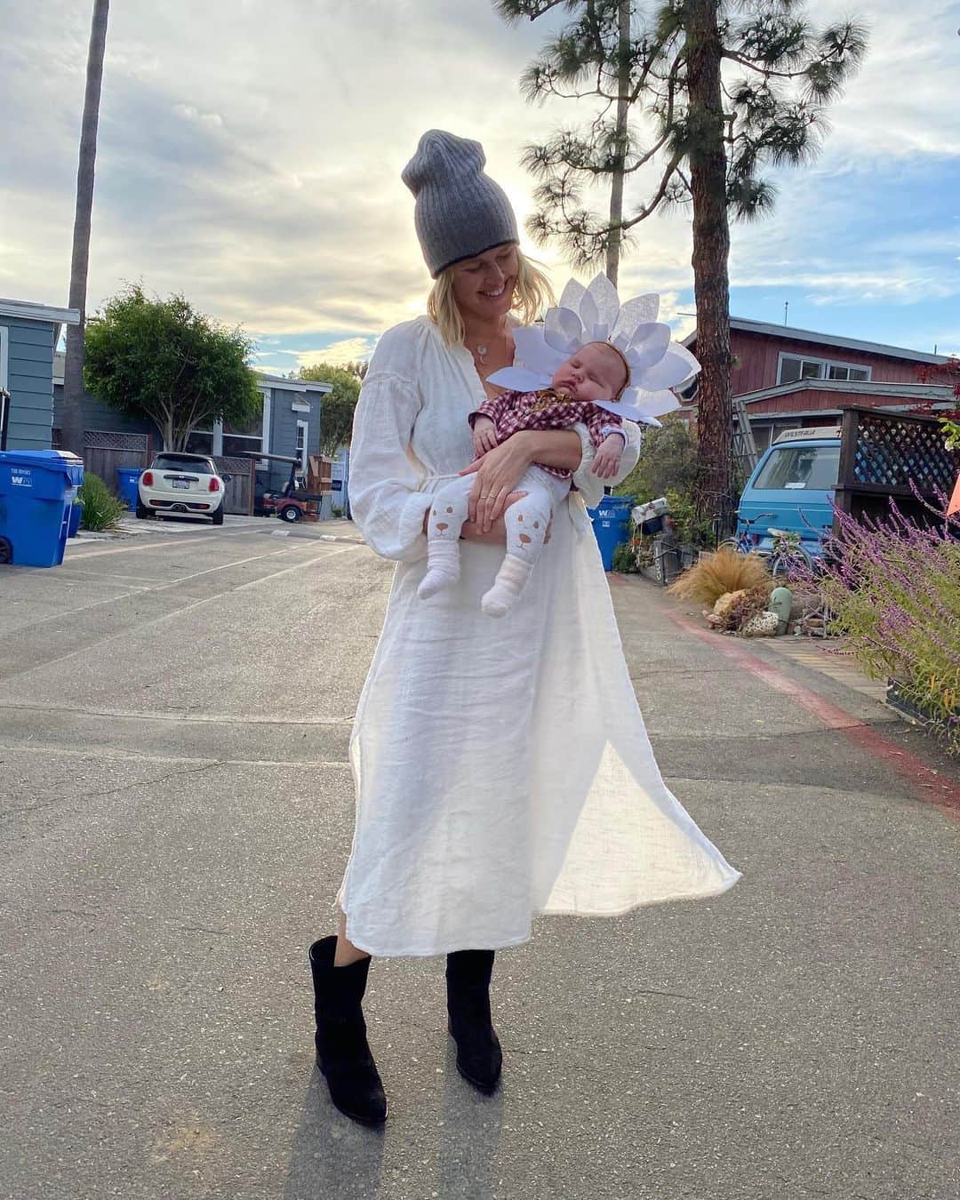 サラ・ライトさんのインスタグラム写真 - (サラ・ライトInstagram)「A flower. #happyhalloween photo by @danielaruah」11月1日 13時06分 - swrightolsen