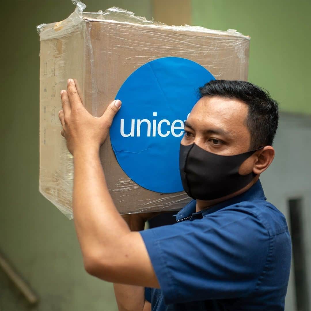unicefさんのインスタグラム写真 - (unicefInstagram)「We are safer and stronger when we act together. This year, the COVID-19 pandemic has revealed our deepest vulnerabilities and our greatest strengths. In an interconnected world, we have seen how an infectious disease can spread across borders, cities and streets with devastating speed. And we have discovered that our connections are also a powerful force for good - that everyday acts like washing our hands, wearing a mask and keeping distance can save our neighbours' lives and ultimately shape the course of this crisis.⠀ ⠀ We share one world, and our health depends on each other. This simple truth must guide our work to ensure COVID-19 vaccines are accessible and affordable to every country. That's why UNICEF is working in solidarity with partners, governments and health workers on a historic new plan: to supply more than 2 billion doses of COVID vaccines in the next year. Success will depend on all of us.⠀ ⠀ #VaccinesWork © UNICEF/UN0353812/Paul - © UNICEF/UNI366277/Sibiloni - © UNICEF/UNI367499/Wilander」11月1日 13時15分 - unicef