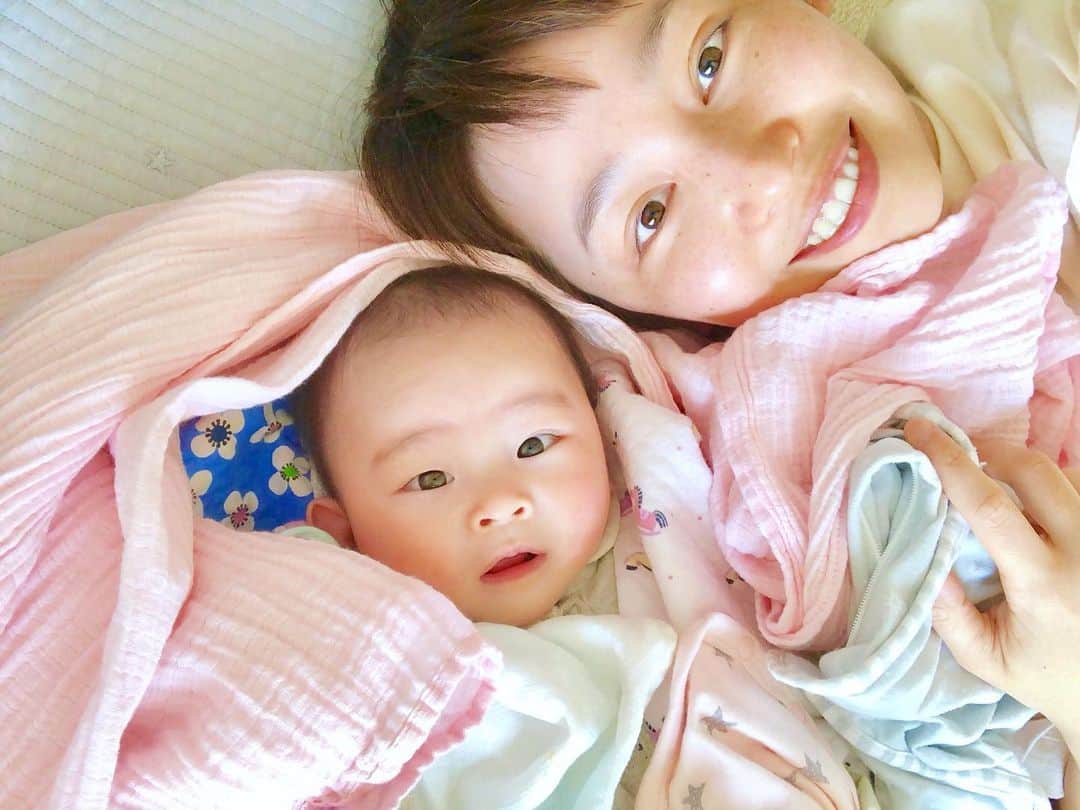 栄田祥子のインスタグラム：「生後3ヶ月、いってみよー！  \( ¨̮ ) ( ¨̮ )/」
