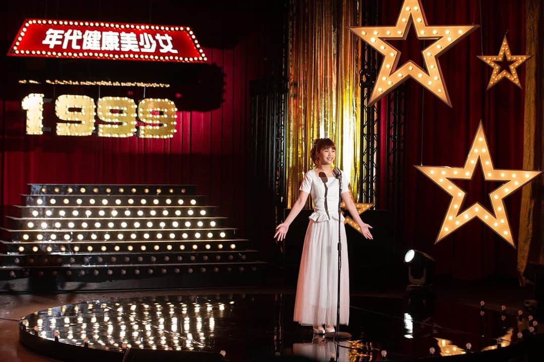 レイニー・ヤンのインスタグラム：「拜託～請你們每一張照片都不要錯過🥺還有，這些都不是新聞資料照，是特地為了LIKE A STAR世界巡迴演唱會的主題曲而拍攝的MV當中的復刻版造型。要還原這麼久遠以前的look，真的是辛苦造型組、髮型師了！好險本人長年保養，外貌和每個時期沒什麼落差，也因此沒特別感謝化妝師，哈哈哈！（大部分的照片後面沒有漂亮的背景，是因為要合成動畫，所以都是key版😅） 我是按著年份依序擺放照片們的～在這說明一下，不是我出道的前十年比較精彩，所以後十年的故事比較簡短地帶過，而是因為前十年的經歷，才會造就後十年更堅毅穩固的自己，所以呈現的方式多以上半階段為軸心😊 然後...難得要謝謝我本人一下，大家請忍耐😅謝謝我長久以來的努力，永不放棄的精神，不願待在舒適圈的反骨，不斷挑戰新事物的勇氣。這樣的自己，讓這20年的演藝經歷精彩豐富，對表演的熱情不減反升。更要謝謝的，是我生命中的貴人們，其中幾位在MV裡都特別出現了😭謝謝憲哥、阿雅，謝謝我的姐妹們4 in love的成員－小柔、棋惠、嘉琳，謝謝我低調的母親，為我獻出螢幕處女秀。當然還要感謝這三天參與拍攝的粉絲朋友們！我感受到滿滿的愛和支持，擁有你們，真的太幸福了！沒有你們，這支MV不可能完整❤️ 透過「像是一顆星星」，大家可以看見我在演藝圈這段時間的縮影，導演使用類一鏡到底的拍攝手法，和他為我設定的劇中劇舞台劇呈現，我真的好喜歡！看到成品時，很感動，硬漢如我，眼眶居然紅了🤣 推薦給大家我很愛的一個作品。MV已經上架囉～請你們呼朋引伴，到我的官方YouTube頻道觀賞並轉發吧😍  #LIKEASTAR #像是一顆星星 #演唱會主題曲 #出道20週年紀念」