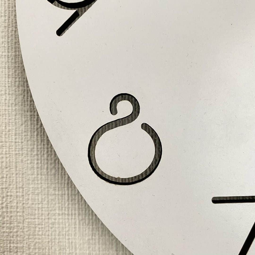 meguri.kさんのインスタグラム写真 - (meguri.kInstagram)「息子の部屋の時計を変えました🕐✨ ・ 秒針が枝の様な形で北欧デザインの時計🙈❤️ ・ 数字部分はくり抜いてあってとってもデザイン性が高いのに¥2,679 というプチプラ価格👏 ・ 素敵〜✨ ・ 娘が『いーなーいーなー』と連呼してます🤣 ・ お洒落な北欧雑貨や流行りの韓国雑貨をお手頃価格で販売している通販サイト　@fairs.shop.official 　のだよ♫ ・ @fairs.shop.official のプロフィールのURLからショップに飛べます💁‍♀️（24時間以内でしたらストーリーからも飛べます） ・ 期間限定クーポン発行して頂いたので良ければご利用下さい♫ ----------------------------- 10%offクーポン 👇 meguri_fairs （11/03(火曜)23:59まで使用可能） ------------------------------ Fairsのアカウントでプレゼントキャンペーンの実施をしているので、フォローといいねで参加できるらしいので興味ある方是非✨ ・ #Fairs#PR#時計#壁時計#北欧#北欧インテリア#インテリア#男の子#こどものいる暮らし#暮らし#インテリア#interior#くらし#暮らしを楽しむ#暮らしを整える#こども部屋#男の子の部屋#小学生の部屋#一条工務店#ismart#注文住宅」11月1日 13時09分 - meguri.k