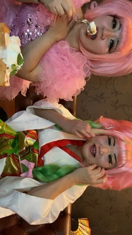 ジュン中山のインスタグラム：「Did Twins with Britney S @britneyspears and k-pop BTS @bts.bighitofficial choreographer @sakuranko425  I was cosplaying for #damonslayer #mitsurikanroji #甘露寺蜜璃　#鬼滅の刃　#teamキャラ立ちすぎ」
