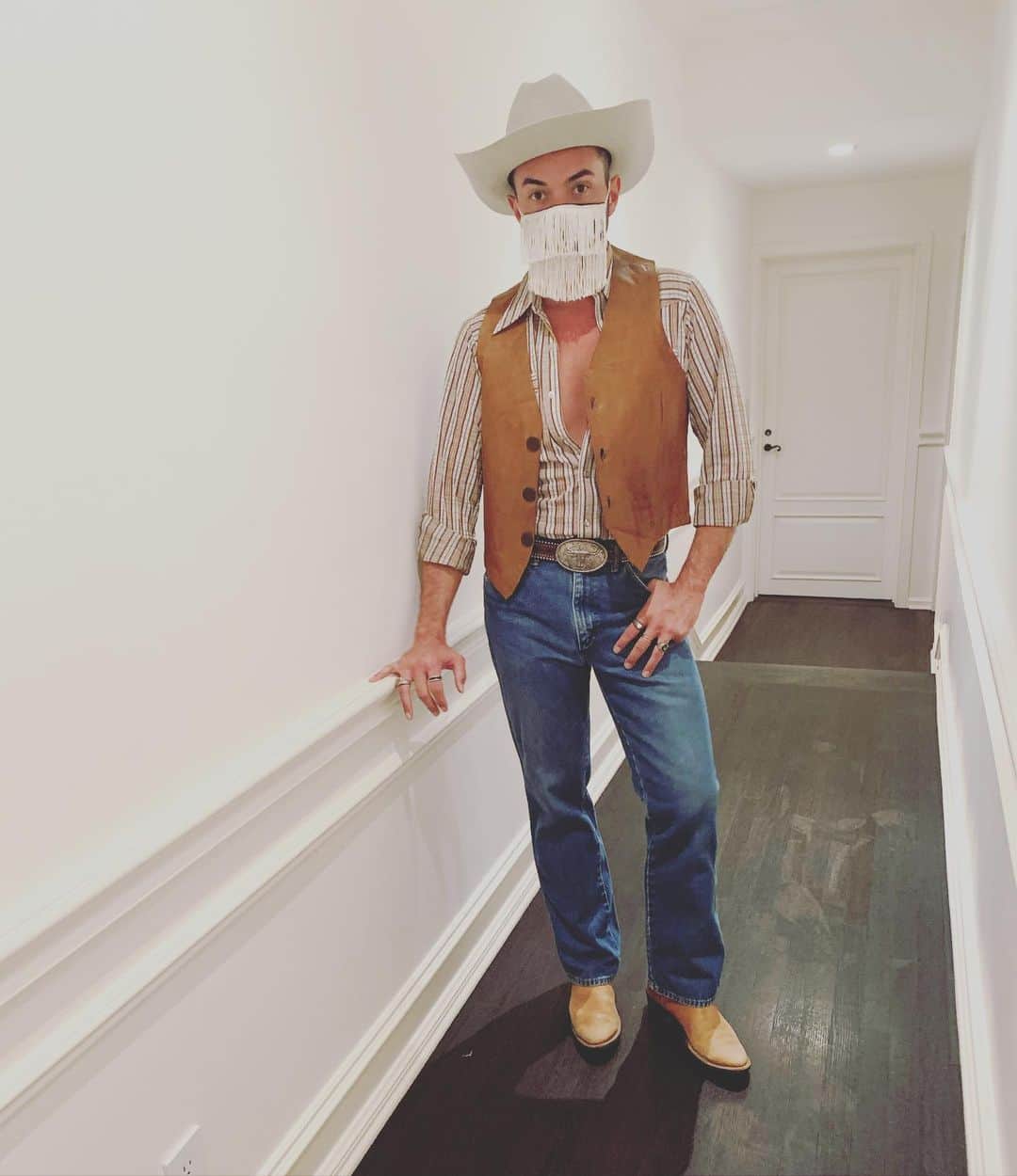 アンソニー・ラモスのインスタグラム：「Halloween 2020 / @orvillepeck 🤠  Mask by @hawtsaucey」