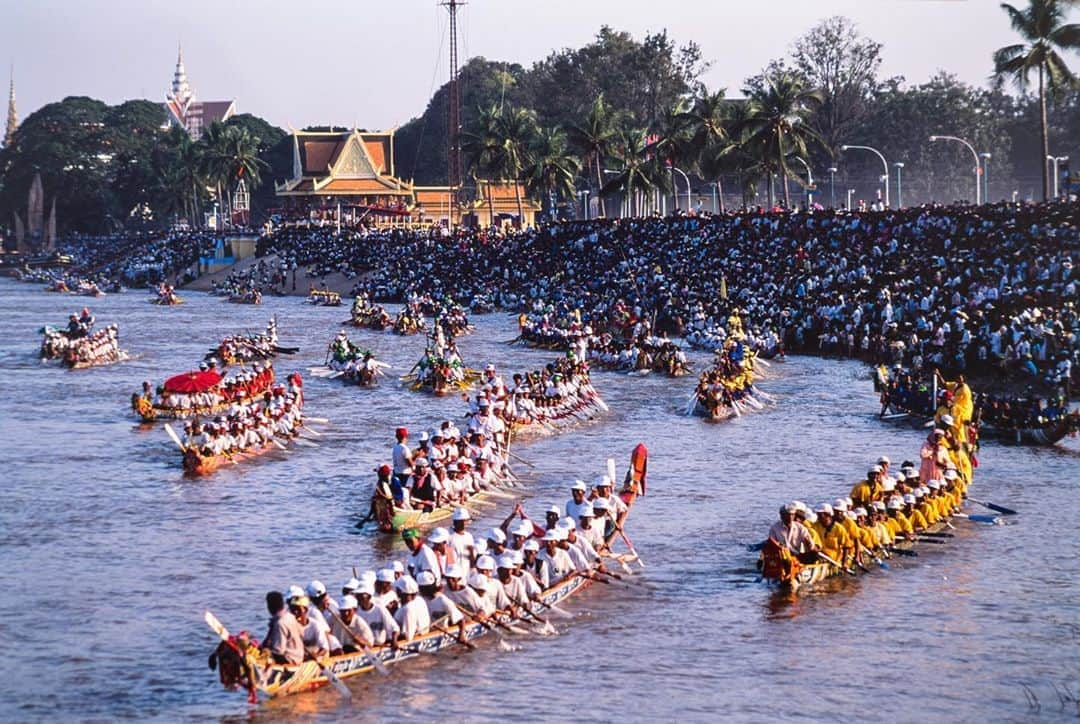 Michael Yamashitaさんのインスタグラム写真 - (Michael YamashitaInstagram)「Bon Om Touk, the Cambodian Water Festival, is a three day festival celebrated on the full moon in October, this weekend. The festival marks the reversal of the flow between the Mekong and Tonle Sap rivers. During the rainy season, the Tonle Sap river becomes so swollen that it reverses its downstream direction and flows north upstream into Tonle Sap lake. The festival marks the switching of the flow back to its normal southerly direction signifying the end of the rainy season. The festival features boat races and concerts and huge crowds along the banks of the Mekong.  Sadly, due to the Covid crisis, this year’s festival has been cancelled. It is the second cancellation since 2016 when a prolonged drought precipitated the first time that the Mekong’s waters did not reverse direction.  #banomtouk banomtouk  #phnompenh #cambodia #mekong #mekong #tonlesap」11月1日 13時24分 - yamashitaphoto