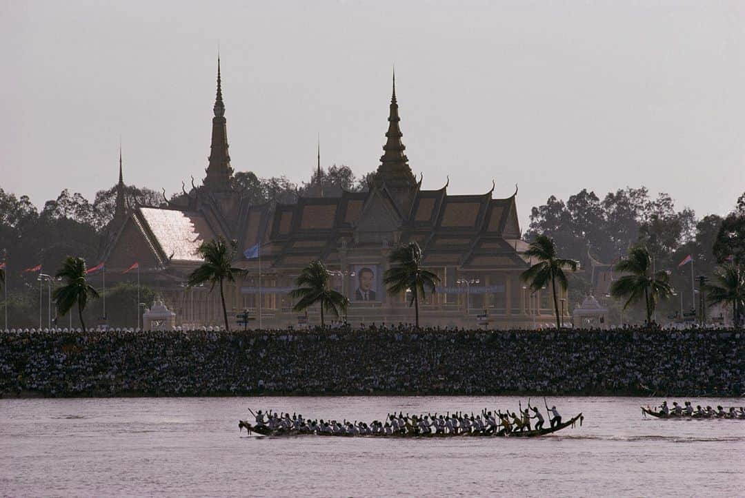 Michael Yamashitaさんのインスタグラム写真 - (Michael YamashitaInstagram)「Bon Om Touk, the Cambodian Water Festival, is a three day festival celebrated on the full moon in October, this weekend. The festival marks the reversal of the flow between the Mekong and Tonle Sap rivers. During the rainy season, the Tonle Sap river becomes so swollen that it reverses its downstream direction and flows north upstream into Tonle Sap lake. The festival marks the switching of the flow back to its normal southerly direction signifying the end of the rainy season. The festival features boat races and concerts and huge crowds along the banks of the Mekong.  Sadly, due to the Covid crisis, this year’s festival has been cancelled. It is the second cancellation since 2016 when a prolonged drought precipitated the first time that the Mekong’s waters did not reverse direction.  #banomtouk banomtouk  #phnompenh #cambodia #mekong #mekong #tonlesap」11月1日 13時24分 - yamashitaphoto