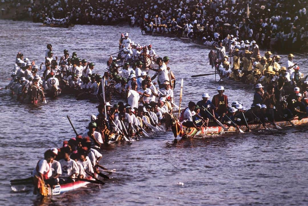 Michael Yamashitaさんのインスタグラム写真 - (Michael YamashitaInstagram)「Bon Om Touk, the Cambodian Water Festival, is a three day festival celebrated on the full moon in October, this weekend. The festival marks the reversal of the flow between the Mekong and Tonle Sap rivers. During the rainy season, the Tonle Sap river becomes so swollen that it reverses its downstream direction and flows north upstream into Tonle Sap lake. The festival marks the switching of the flow back to its normal southerly direction signifying the end of the rainy season. The festival features boat races and concerts and huge crowds along the banks of the Mekong.  Sadly, due to the Covid crisis, this year’s festival has been cancelled. It is the second cancellation since 2016 when a prolonged drought precipitated the first time that the Mekong’s waters did not reverse direction.  #banomtouk banomtouk  #phnompenh #cambodia #mekong #mekong #tonlesap」11月1日 13時24分 - yamashitaphoto