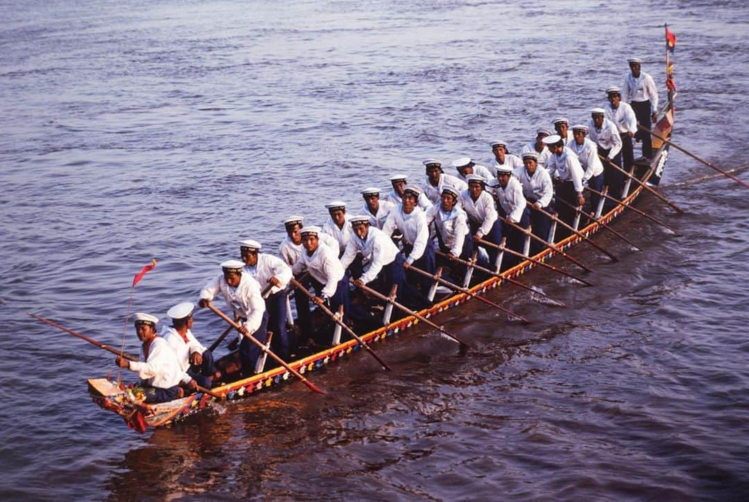 Michael Yamashitaさんのインスタグラム写真 - (Michael YamashitaInstagram)「Bon Om Touk, the Cambodian Water Festival, is a three day festival celebrated on the full moon in October, this weekend. The festival marks the reversal of the flow between the Mekong and Tonle Sap rivers. During the rainy season, the Tonle Sap river becomes so swollen that it reverses its downstream direction and flows north upstream into Tonle Sap lake. The festival marks the switching of the flow back to its normal southerly direction signifying the end of the rainy season. The festival features boat races and concerts and huge crowds along the banks of the Mekong.  Sadly, due to the Covid crisis, this year’s festival has been cancelled. It is the second cancellation since 2016 when a prolonged drought precipitated the first time that the Mekong’s waters did not reverse direction.  #banomtouk banomtouk  #phnompenh #cambodia #mekong #mekong #tonlesap」11月1日 13時24分 - yamashitaphoto