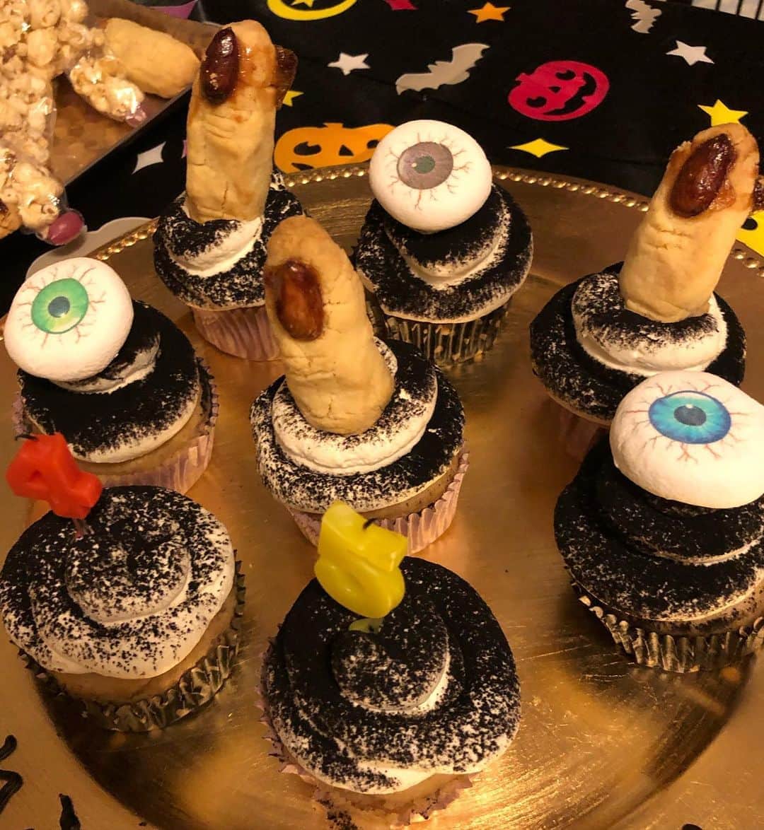 甘糟記子さんのインスタグラム写真 - (甘糟記子Instagram)「ハロウィンパーティー第二部！ 簡単だけど、優子　@yukohashimoto8 の誕生日お祝い！  優子のとこの姫が卵アレルギーなので、ホットケーキミックスを使って生地を焼き、上にはマスカルポーネと生クリームを合わせたクリームをのせてティラミスに(o^^o)  指のクッキーもここで登場(≧∀≦)  大好きな優子の誕生日もお祝いできて嬉しかったよ〜(//∇//)  その後もチビたちはゲームをしたり、お兄ちゃんお姉ちゃんは漫画を読んだり、ハロウィンが土曜日でよかった（笑）  楽しい夜更かしでした☆*:.｡. o(≧▽≦)o .｡.:*☆  #ハロウィン#誕生日#お祝い#ホームパーティー#ハロウィンパーティー#息子殿姫#息子殿#姫#仲良し#家族ぐるみ#親友#大好きな人#可愛い#週末」11月1日 13時18分 - norihey924