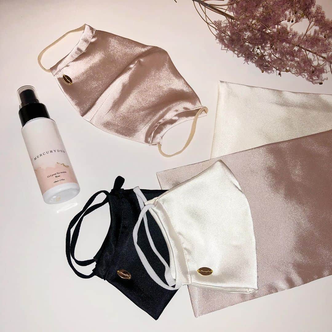 MERCURYDUOさんのインスタグラム写真 - (MERCURYDUOInstagram)「《 美マスク・シルクマスク 》ㅤ ㅤㅤㅤㅤㅤ ✔︎11/19(fri)new arrival 全店舗・WEBにて販売開始！ 予約開始から何度も完売した美容に特化したMERCURYDUOのマスクが遂に発売致します！ ㅤ #ケース付シルクビューティーマスク color:off-white/pink/black ¥3,850 ㅤ #ケース付リネン風抗菌マスク color:off-white/beige/iceblue ¥3,850 ㅤㅤㅤㅤㅤ ※マスクは初回限定特典ポーチ付き！数量限定の為お早めにcheckを!! ＿＿＿＿＿＿＿＿＿＿＿＿＿＿ ㅤ ㅤ TOPのURLからチェック▶︎▶︎▶︎ ㅤ #MERCURYDUO #マーキュリーデュオ #公式通販RUNWAYchannel #マスク #シルクマスク #美マスク #美肌マスク #除菌ジェル #抗菌ジェル」11月1日 13時19分 - mercuryduo_com