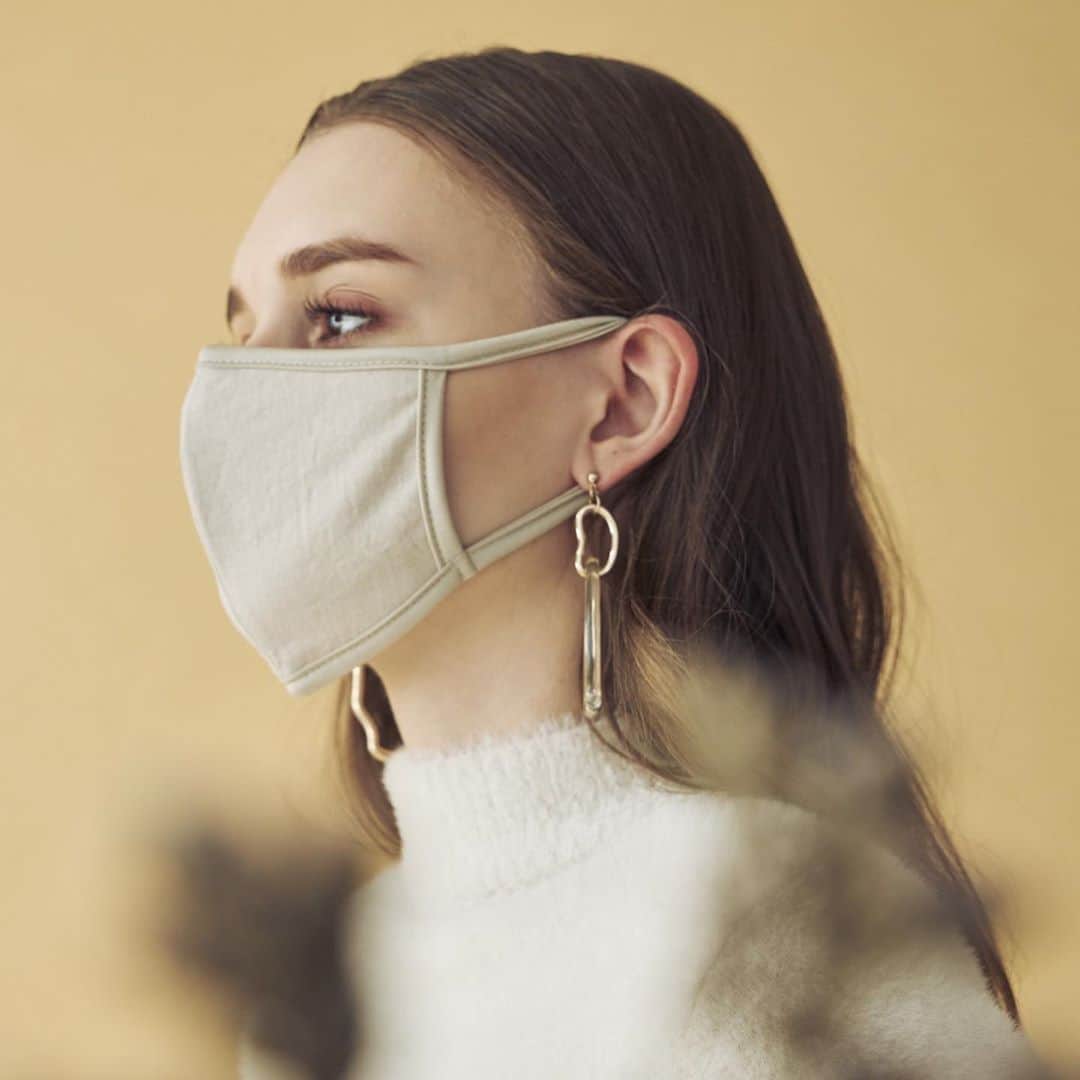 MERCURYDUOさんのインスタグラム写真 - (MERCURYDUOInstagram)「《 美マスク・シルクマスク 》ㅤ ㅤㅤㅤㅤㅤ ✔︎11/19(fri)new arrival 全店舗・WEBにて販売開始！ 予約開始から何度も完売した美容に特化したMERCURYDUOのマスクが遂に発売致します！ ㅤ #ケース付シルクビューティーマスク color:off-white/pink/black ¥3,850 ㅤ #ケース付リネン風抗菌マスク color:off-white/beige/iceblue ¥3,850 ㅤㅤㅤㅤㅤ ※マスクは初回限定特典ポーチ付き！数量限定の為お早めにcheckを!! ＿＿＿＿＿＿＿＿＿＿＿＿＿＿ ㅤ ㅤ TOPのURLからチェック▶︎▶︎▶︎ ㅤ #MERCURYDUO #マーキュリーデュオ #公式通販RUNWAYchannel #マスク #シルクマスク #美マスク #美肌マスク #除菌ジェル #抗菌ジェル」11月1日 13時19分 - mercuryduo_com