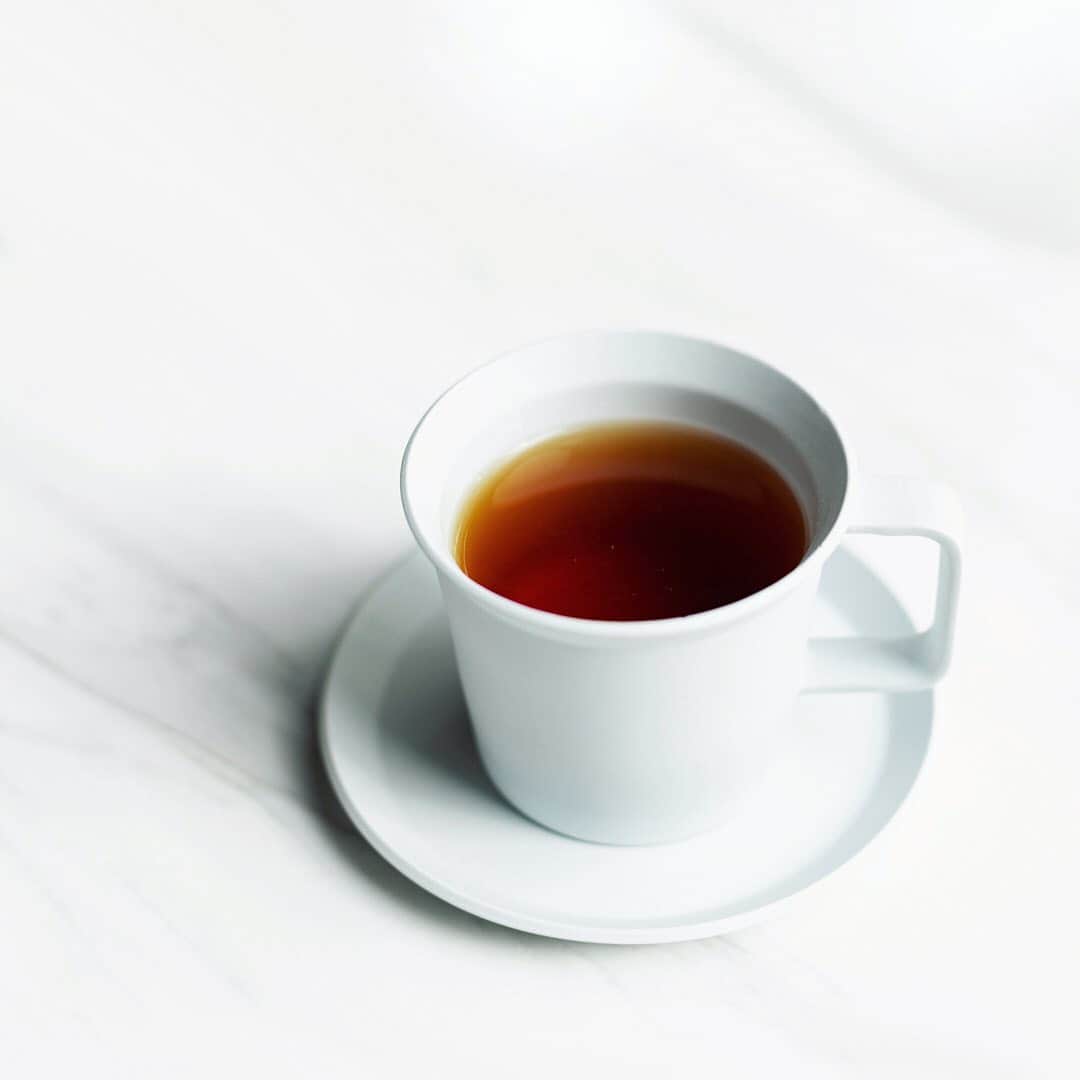 SHISEIDO THE GINZAさんのインスタグラム写真 - (SHISEIDO THE GINZAInstagram)「【11月1日は紅茶の日｜SHISEIDO THE TABLESで香り豊かな紅茶を。】  今日11月1日は紅茶の日。 1791年（寛政3年）の11月1日に、伊勢の国（現・三重県）出身の船頭・大黒屋光太夫がロシアの女帝・エカテリーナ2世のお茶会に招かれ、日本人として初めて外国での正式な茶会で本格的な紅茶を飲んだ、という逸話にちなみ、日本紅茶協会によって定められたそうです。  当店4F SHISEIDO THE TABLESでは、ホットとアイス、それぞれに合わせた茶葉で丁寧にいれた、香り豊かな紅茶を提供しております。 ホットティーは、明治初期から続く紅茶の産地大分県杵築市産の杵築紅茶。深く力強い味わいの「べにふうき」を使用。 アイスティーは、スリランカ・キャンディ地方でつくられた、すっきりと飲みやすい味わいを持つ品種を一杯ずつ丁寧に手淹れして提供しております。  #shiseidothestore #shiseidothetables #紅茶 #tea #teatime #杵築紅茶 #べにふうき #国産紅茶 #スリランカ紅茶 #有田焼 #1616aritajapan #器 #カフェ #cafe #銀座カフェ #銀座 #ginzatokyo」11月1日 13時23分 - shiseidothestore