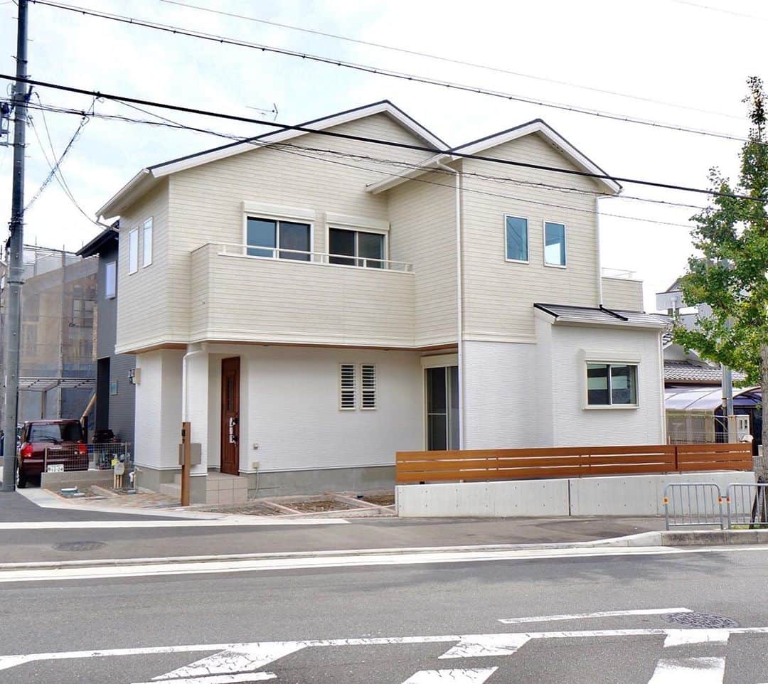 根木建設工業株式会社のインスタグラム：「🏡 勧修寺東栗栖野町コンセプトハウス外観【御成約済み】 . こちらのコンセプトハウスもありがたい事に完成前に御成約頂きました😊  #根木建設工業 #根木建設工業の家 #山科 #山科区 #分譲住宅 #建売住宅 #注文住宅 #コンセプトハウス #モデルハウス #オープンハウス #分譲地 #12区画 #ラスト1区画」