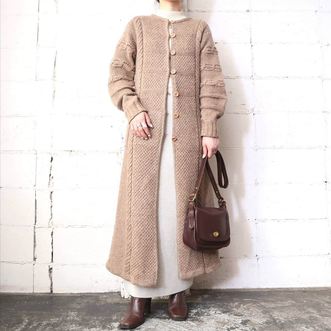吉祥寺 古着屋 Orfeoのインスタグラム：「Long Knit Coat  #orfeo #kichijoji #tokyo #vintage #used #fashion #coordinate #outfit  お問い合わせはインスタグラムのプロフィール掲載のメールアドレスにお願いいたします。コメント、DMでのお問い合わせは受け付けておりませんのでご了承ください。 ONLINE SHOPの商品も店頭にてご購入頂けます。気になる商品がございましたらスタッフにお声掛けください。  新型コロナウィルス感染拡大防止策を徹底した上で営業をしております。マスクの着用、入店時にアルコールでの消毒をお願いいたします。」
