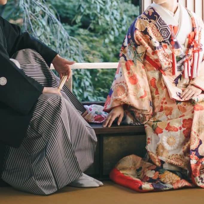 のインスタグラム：「夏の日の夕暮れ時に撮影されたお二人🌿  色白のお肌に鮮やかな色打掛が映えて、とても美しい仕上がりです✨  お二人のリラックスした雰囲気が伝わってくるのも、ロケーションフォトの素敵なところですよね✨  Photo: @torutokoya  #felicevitabellissima #フォトウェディング#和装写真撮り #ロケーションフォト#前撮り#後撮り#色打掛」