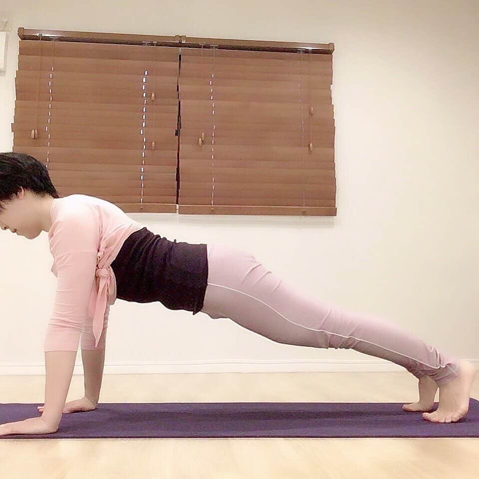 のインスタグラム：「“New mat ”  ヨガマットの個性 機能性・素材・色・サイズ  あなたは何を重視しますか？  #美圧 #ベスタ #besta #ヨガ #yoga #マンドゥカ #manduka #ヨガマット #プランク #板のポーズ #ファンクショナルトレーニング  #女性専用 #麻布十番  🌟パーソナルレッスンも行っています🌟」