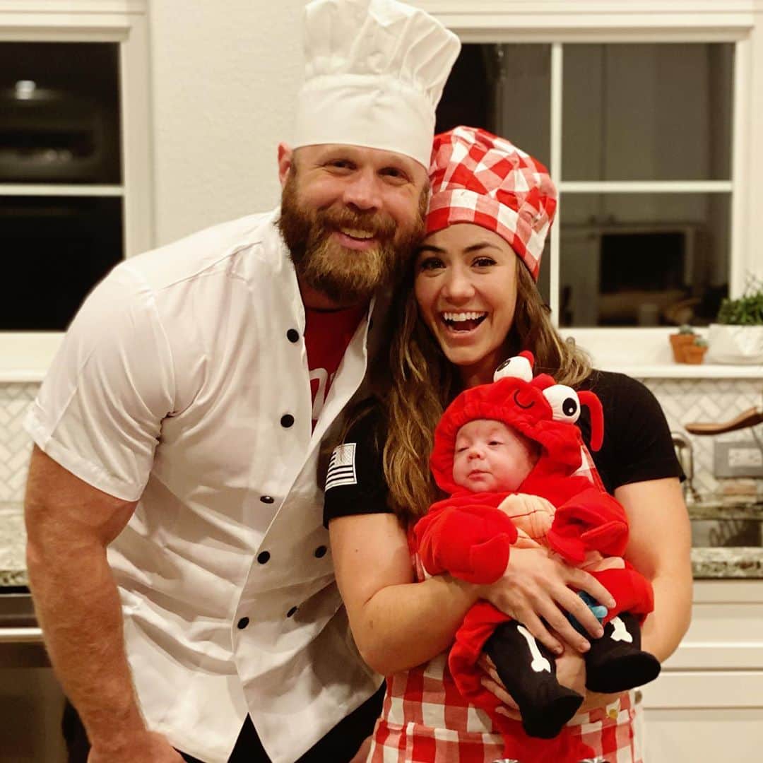 のインスタグラム：「Lobster roll! Yes please 😍 🦞   #halloween #firstone #shestocute   📸 : @alexisberg_   What is your all time favorite Halloween costume? Mine was a yellow bunny that my mom made from scratch 😍」