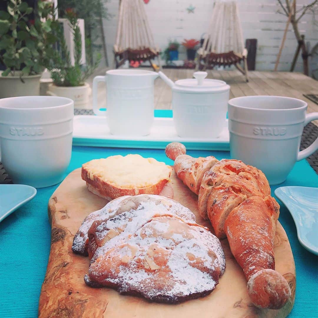 益子直美さんのインスタグラム写真 - (益子直美Instagram)「日曜日のGarden Morning！  早朝からオープンしているパン屋さんへ、焼き立てを買いに。 そして庭で。 白のSTAUBのコーヒーセット、かわいいな！  #sundaymornings  #朝食  #焼き立てパン  #boulangerieensenble  #staub」11月1日 13時42分 - naomi.masuko