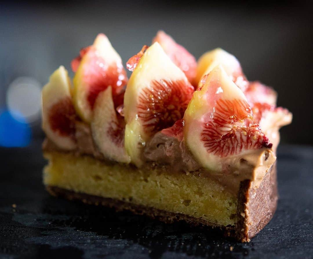 チョコレートカカオさんのインスタグラム写真 - (チョコレートカカオInstagram)「素材にも拘ってみました  Fig & Chocolate tart rose flavor イチジクのタルト 薔薇の香り  YouTube https://youtu.be/YLXPD3aXy58  #Youtube #asmrfood #foodie #instafood #dessertporn #スイーツ #yummy #recipe #cake #ケーキ #chocolate #タルトケーキ #tart #tarte #baker #fig #rose #rosa #イチジク #いちじく #イチジクタルト #figtart #foodography #dessertauxfruits #無花果 #ИНЖИР #foodiepics #薔薇 #バラ」11月1日 13時37分 - chocolate_cacao_seijin