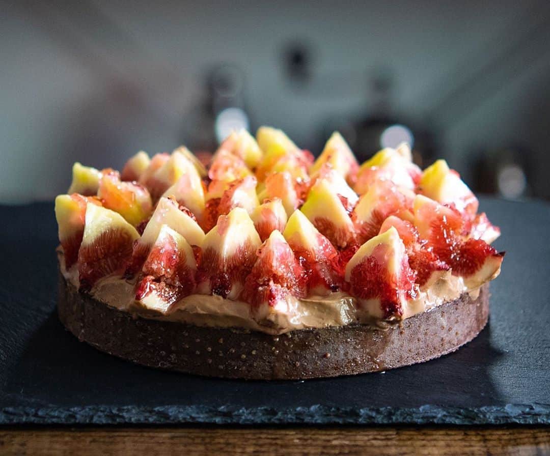 のインスタグラム：「素材にも拘ってみました  Fig & Chocolate tart rose flavor イチジクのタルト 薔薇の香り  YouTube https://youtu.be/YLXPD3aXy58  #Youtube #asmrfood #foodie #instafood #dessertporn #スイーツ #yummy #recipe #cake #ケーキ #chocolate #タルトケーキ #tart #tarte #baker #fig #rose #rosa #イチジク #いちじく #イチジクタルト #figtart #foodography #dessertauxfruits #無花果 #ИНЖИР #foodiepics #薔薇 #バラ」