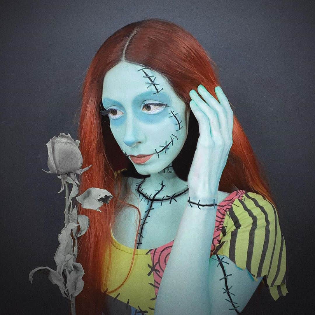 ミランダ・イバネスのインスタグラム：「Feliz Jalogüin amigos !! ⁣⁣ Espero que no se hayan ido de peda  ☺️🎃👻🖤💀👁🧠✨ ⁣⁣ ⁣⁣ Mi disfraz es de @elcastillodelterror ☺️⁣ ⁣ #sallyfrankenstein #thenigthmarebeforechristmas」