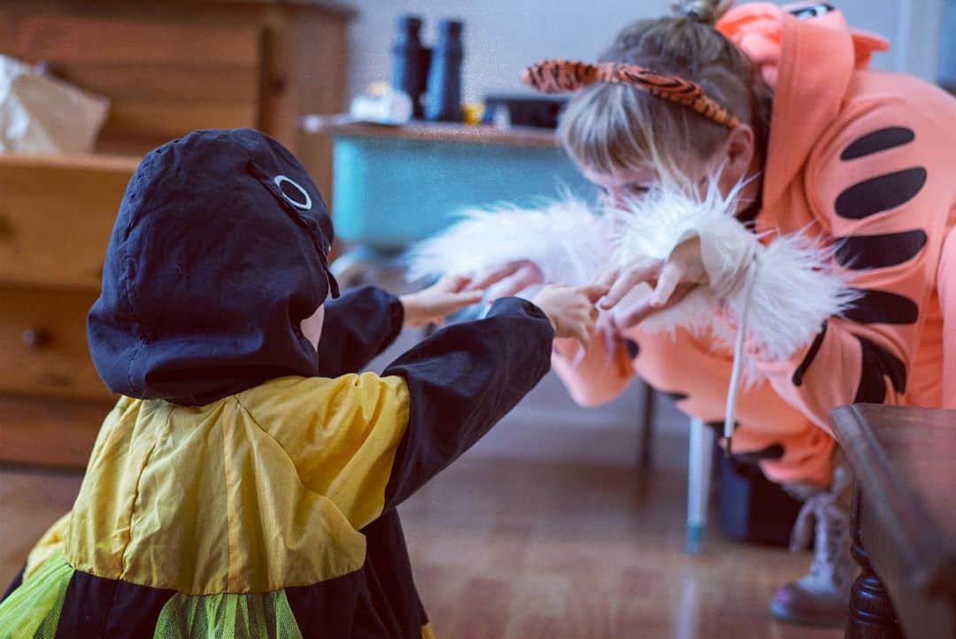 ミッキー・サムナーのインスタグラム：「🐝🎃🐯👻」