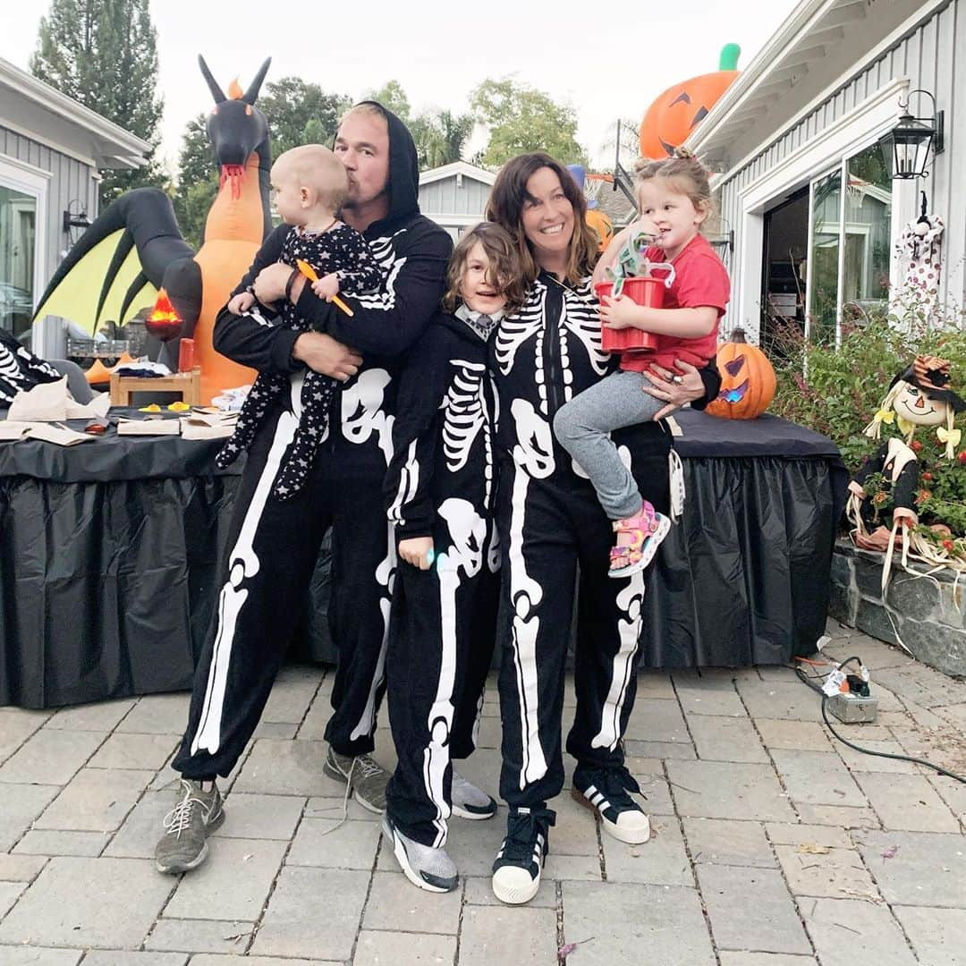 アラニス・モリセットさんのインスタグラム写真 - (アラニス・モリセットInstagram)「yup. #happyhalloween #weloveyou 🎃🧙🏻‍♀️🥰🎉🤷🏻‍♀️🤾🏻‍♀️😍😅🙃」11月1日 13時48分 - alanis