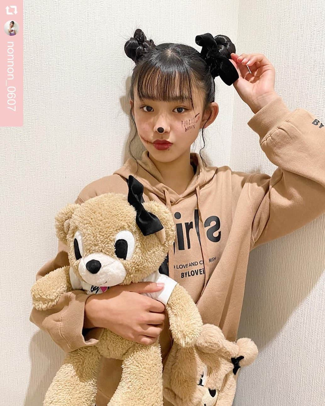 byLOVEiTさんのインスタグラム写真 - (byLOVEiTInstagram)「#バイラビインスタガール 🐻リノン  ベージュトップスと黒リボンで ハロウィンラビ子コス♡  ラビ子ぬいぐるみ、 ナルミヤオンライン 再入荷まで少々お待ちください❣️  ラビ子アイテム たくさん入荷してます💕  #byloveit #バイラビット  #小学生女子 #小学生コーデ ﻿ #キッズコーデ女の子 #こどもふく﻿ @narumiyaonline_official   #repost @nonnon_0607 via @PhotoAroundApp  ✽.｡.:*・ﾟ ✽.｡.:*・ﾟ✽.｡.:*・ﾟ ✽.｡.:*・ﾟ﻿ ﻿ ﻿ ﻿ 🍬🎃Happy Halloween🎃🍬﻿ ﻿ ﻿ 今年のハロウィン🎃👻は﻿ byloveitのラビ子🐻💕﻿ ﻿ 今年のコスはまったく﻿ 決めてなくて‥﻿ ﻿ 今日byloveit阪急へいって﻿ ラビ子🐻にしよ！﻿ と、決定✨✨﻿ ﻿ ﻿ 今年もbyloveitコーデで﻿ 仮装できてよかった♫♫﻿ ﻿ ﻿ #梨音のひとこま﻿ #cuugal #キューガル﻿ #ハロウィン #halloween﻿ #コスプレ #ラビ子コス﻿ #バイラビ #byloveit﻿ #kids #kidsmodel ﻿ #l4l  #like4like #instagood ﻿ #enjoy #happy #trustar﻿ #写真好きな人と繋がりたい ﻿ #お洒落さんと繋がりたいく」11月1日 13時48分 - byloveit_official