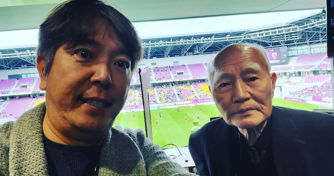竹内弘一のインスタグラム：「京都サンガvsモンテディオ山形 ラジオ実況生放送。 いつものコンビでお送りします！ 関西サッカー界の父・上田亮三郎御大です。 御歳84歳！！ このあと何十年もコンビを続けていきたいです。オンエア以外のトークも番外編でやりたいなあ。#sanga #kyoto #kbs京都ラジオ #京都サンガfc」