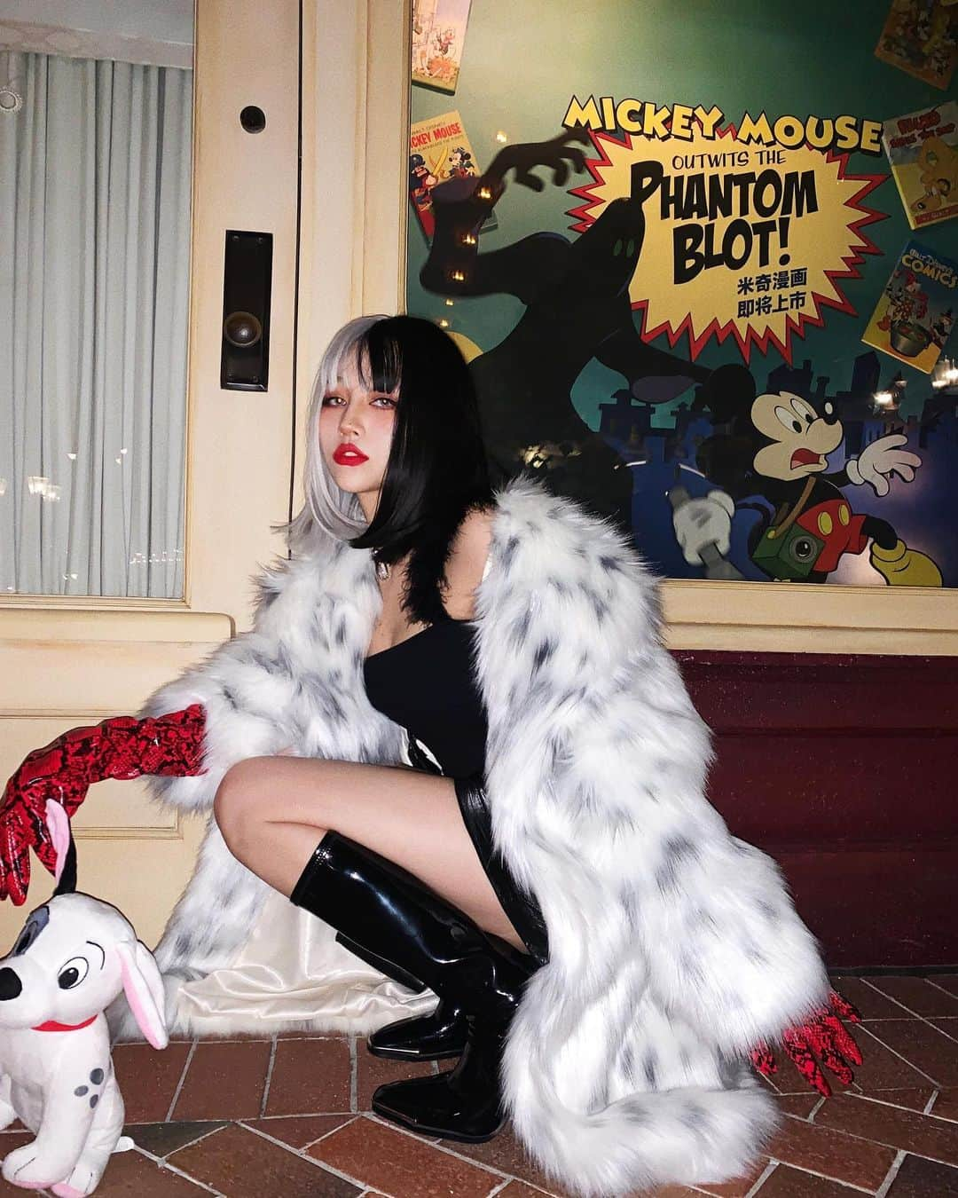 チン・インヒのインスタグラム：「🎃🎃🎃#halloween #cruella #cruelladevil #disneyhalloween #disneyland」