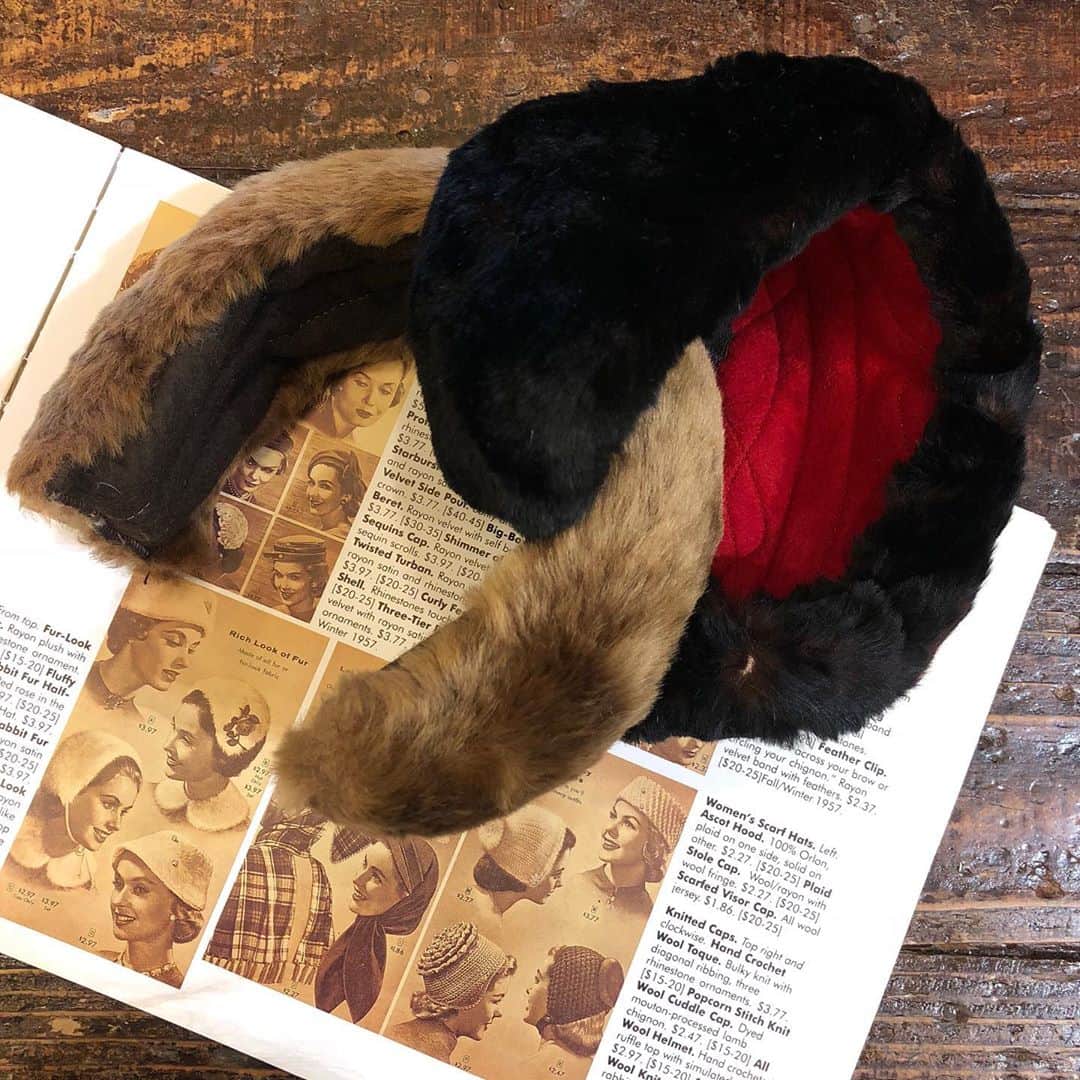 NUTTY Vintage&Collectibleのインスタグラム：「🍂RECOMMEND VINTAGE🍂  ☑︎vtg fur/boa head band  秋冬のファッションに加えたいファー&ボアアイテム。 ボリューミーなヘアアクセサリーはまさに旬！  カチューシャのように頭のてっぺんにつけるもよし、後ろに束ねた髪の上につけるもよし。  アレンジも利くグッドアイテムです＊  💌DMより詳細/通販承っております💌  ------------------------------------ 🛍NUTTY通販について🛍 ------------------------------------- ＜ONLINE STORE＞ VINTAGE▶︎http://nutty.theshop.jp/ USED SELECT▶︎https://nuttyselect.official.ec/ （プロフィールページURLよりjump🕊） ㅤㅤㅤㅤㅤㅤㅤㅤㅤㅤㅤㅤㅤ ＜VIDEO CHAT SHOPPING＞ テレビ電話をお繋ぎして、リアルタイムでご案内いたします。詳細は過去の投稿をご覧ください。」