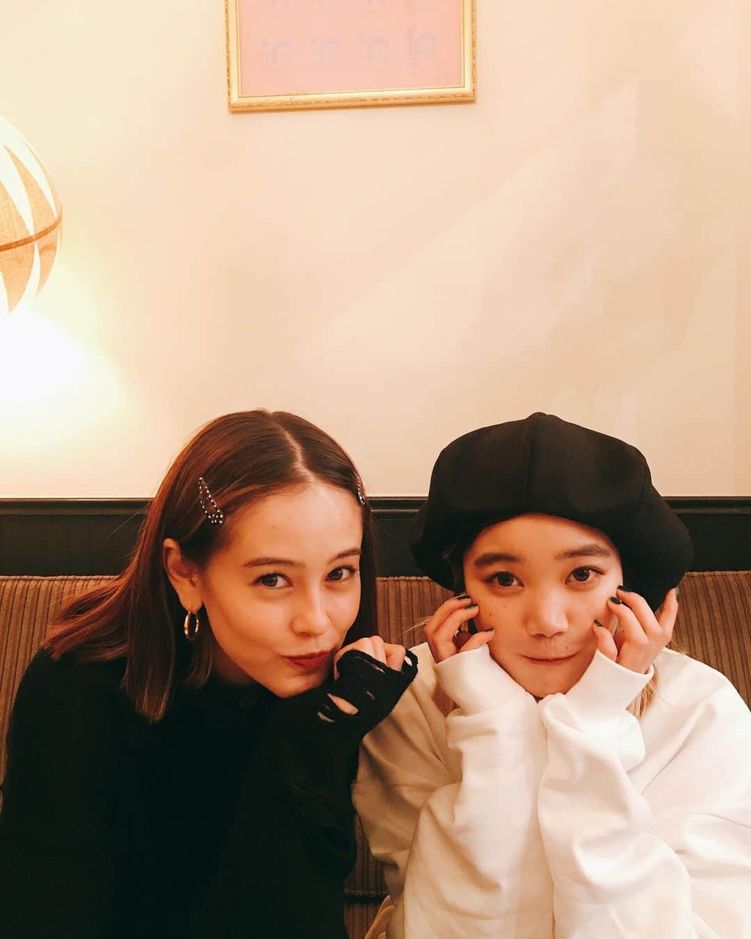板橋よしえのインスタグラム：「. emmaちゃんともチッチちゃんともそれぞれとは会えていたけれど 2人のスケジュールがなかなか合わず、やーっと3人で会えた～❤️ 積もりに積もった話をワーッと！ 芯があって正直者の、信頼出来るふたり。 言いたいことを素で言い合えるってとても大事😌  そうそう！emmaがキャンディのクラッシュニットを着て来てくれて、うれしかったんだ～🙊 友達が着てくれるって幸せ❤️ 「このあいだ、撮影にキャンディの洋服を来て行ったら、偶然フォトグラファーの @photoby217 もスタイリストの @linoyannn もキャンディ着てた！」っていうエピソードもおしえてくれた😭なにその現場！うれしすぎるよ～😭💕」