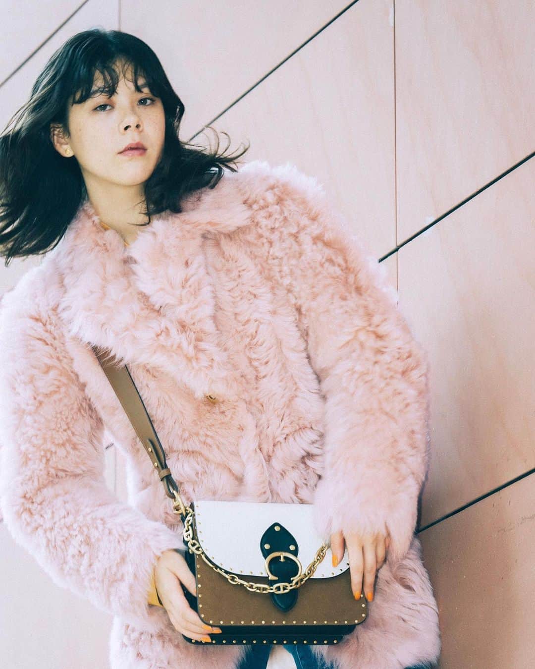 エモン・久瑠美のインスタグラム：「Lovely pink coat and bag from @coach 💋 #TheBeatBag #CoachNY」