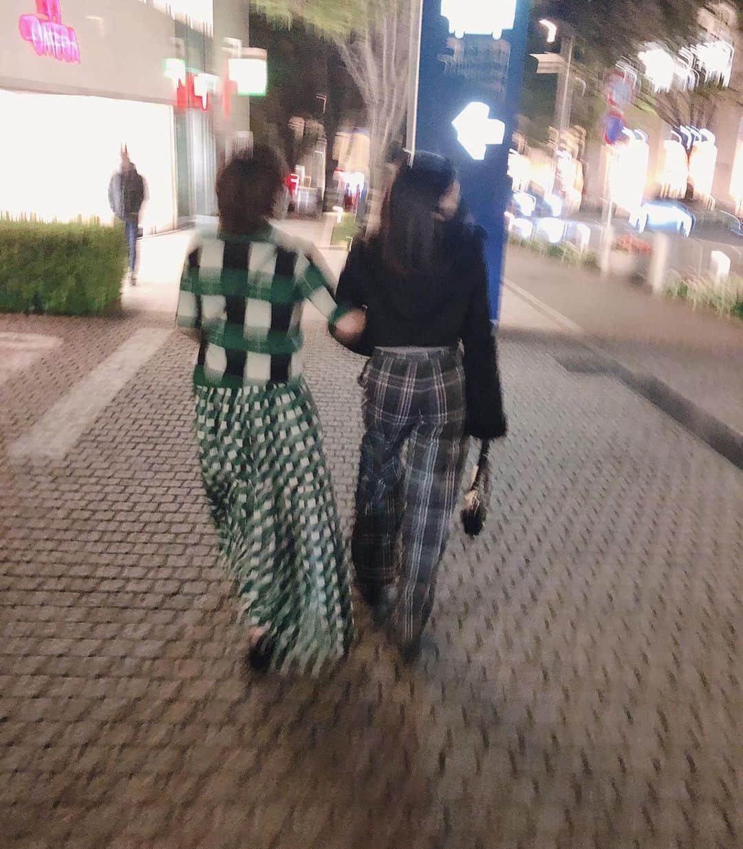 風間ゆみえのインスタグラム：「10月16日「鬼滅の刃」上映初日から張り切って出かけた私と @iwahoriseri と娘ちゃんと。  待ち合わせ時間の1時間前、何着て行こうかな〜、とクローゼットをあけると、炭治郎‼︎ 思わず声に出ちゃったりして。 あのグリーンのチェック模様を思わせるplan Cのドレスとニット、これで行こう☺️  私のコスチューム(私服)は完全な炭治郎より炭治郎な、別の意味でクオリティー高いコスプレみたいになって、鬼滅のために作っちゃった、ちょっと浮かれた人に…笑  アニメは好きですが、こんなにも好きになってしまうとは。  せりの娘ちゃんに感謝🙏✨ 楽しいよね、映画初日に出かけたのはじめて😂  私は富岡さん派です あ、炭治郎はもちろん✨  #yumie_k_style #炭治郎スタイル」