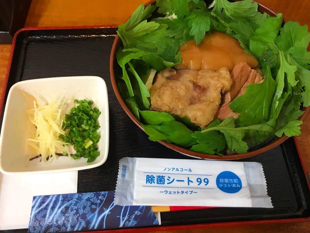 MOOMINのインスタグラム：「久しぶりの番所亭 前から人気店だったけど さらに人気店になってた ヨモギいっぱい入れて いただきます！  #沖縄そば #番所亭 #ヨモギたっぷり」