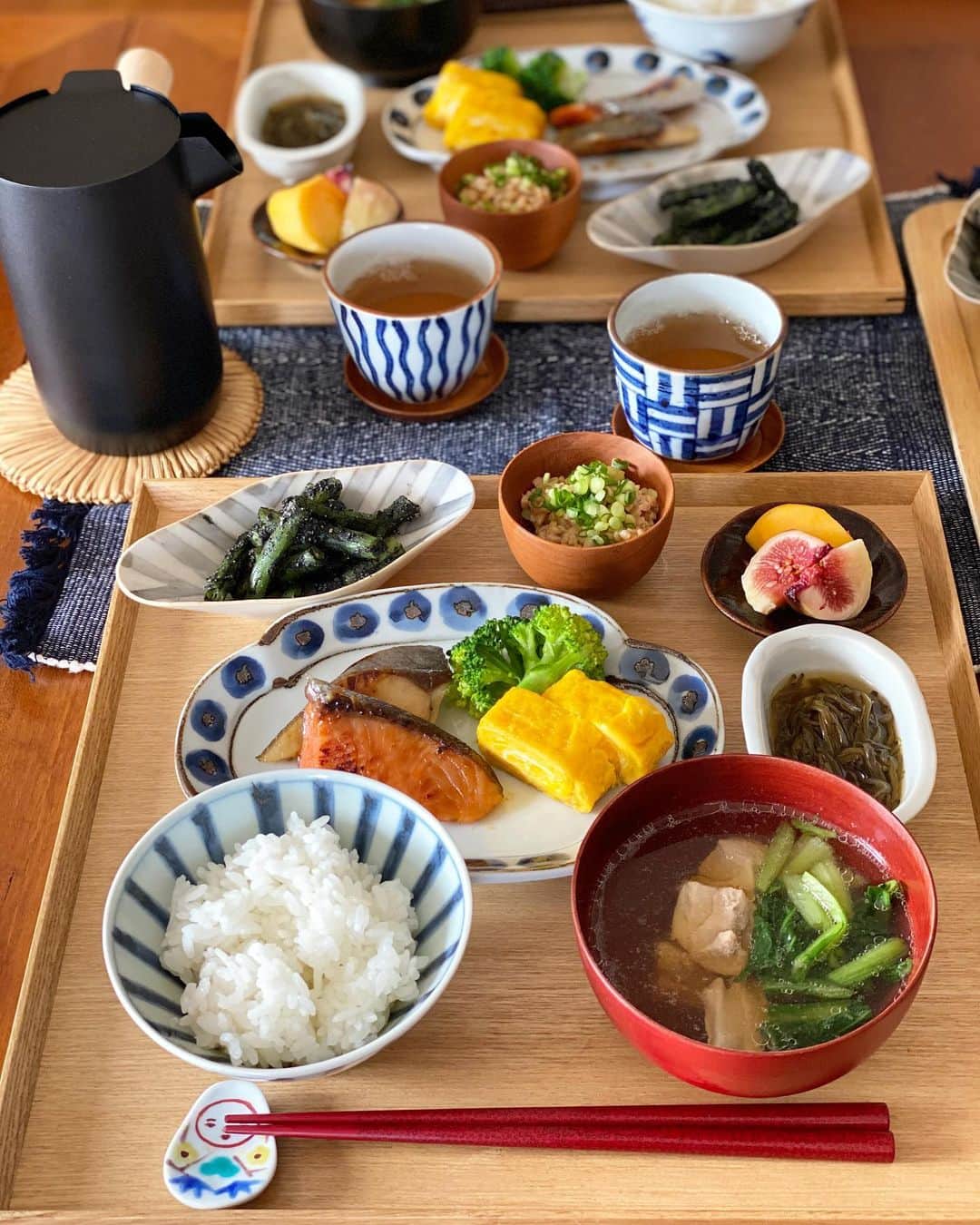 kokochiyoiさんのインスタグラム写真 - (kokochiyoiInstagram)「2020/11/01 とうとう11月！の#お昼ごはん。  #魚久 の#粕漬け、  #近又 の#新米、  卵焼き、お雑煮風、ひきわり納豆、  いんげんの胡麻和え、あかもく、  いちぢくに柿。  しみじみ#三年番茶(#播磨園)🍵  #新米 の季節！ おいしいお米🍚には、 おいしいお魚🐟！ ごはんがすすんでしまう…😆  ↓#本日のうつわ ごはん茶碗は#宮岡麻衣子 さん 木瓜皿は#林京子 さん 舟形皿は#安齋新厚子 さん 果物の豆皿は#林健二 さん 蕎麦猪口の湯飲みは#中尾万作 さん お箸置きは#赤地径 さん どれも#お気に入り 🙌」11月1日 14時20分 - kokochiyoi