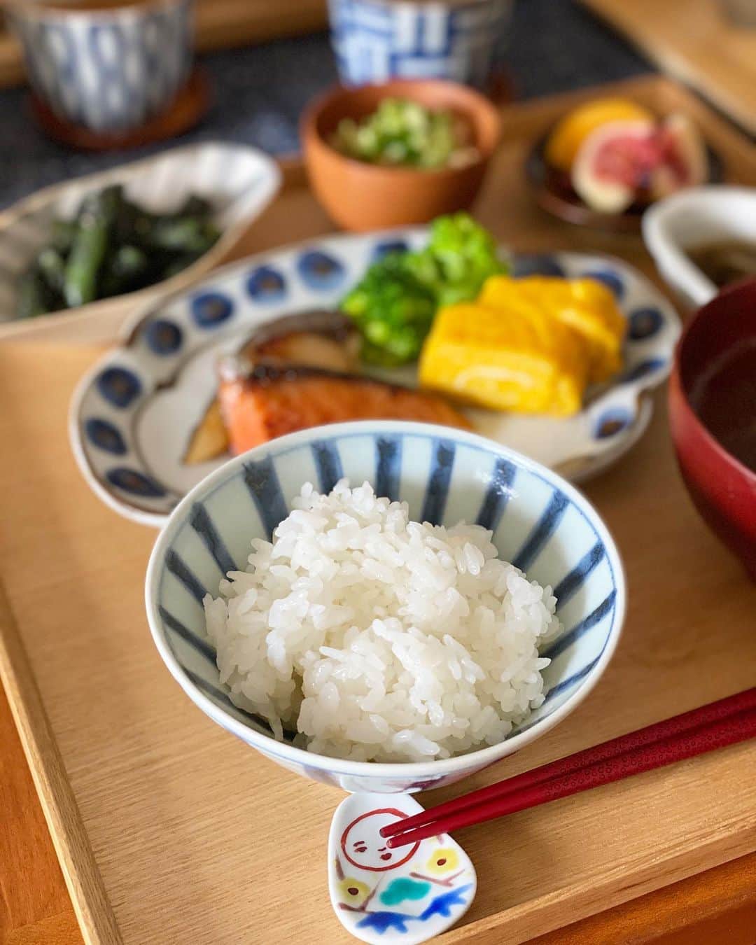 kokochiyoiさんのインスタグラム写真 - (kokochiyoiInstagram)「2020/11/01 とうとう11月！の#お昼ごはん。  #魚久 の#粕漬け、  #近又 の#新米、  卵焼き、お雑煮風、ひきわり納豆、  いんげんの胡麻和え、あかもく、  いちぢくに柿。  しみじみ#三年番茶(#播磨園)🍵  #新米 の季節！ おいしいお米🍚には、 おいしいお魚🐟！ ごはんがすすんでしまう…😆  ↓#本日のうつわ ごはん茶碗は#宮岡麻衣子 さん 木瓜皿は#林京子 さん 舟形皿は#安齋新厚子 さん 果物の豆皿は#林健二 さん 蕎麦猪口の湯飲みは#中尾万作 さん お箸置きは#赤地径 さん どれも#お気に入り 🙌」11月1日 14時20分 - kokochiyoi