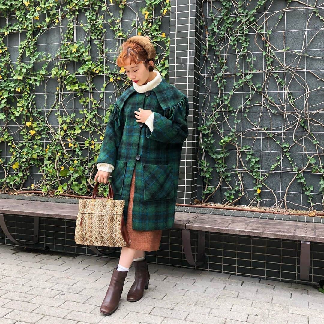 NUTTY Vintage&Collectibleのインスタグラム：「🍂RECOMMEND STYLE🍂  ☑︎vtg60's green check big collar coat ☑︎vtg boa head band  主役は1960年代の個性的なコート。 ワントーンコーディネートに差し色として加えて、 こんなにロマンチックな装いに♡  （着用スタッフ身長：150cm）  💌DMより詳細/通販承っております💌  ------------------------------------ 🛍NUTTY通販について🛍 ------------------------------------- ＜ONLINE STORE＞ VINTAGE▶︎http://nutty.theshop.jp/ USED SELECT▶︎https://nuttyselect.official.ec/ （プロフィールページURLよりjump🕊） ㅤㅤㅤㅤㅤㅤㅤㅤㅤㅤㅤㅤㅤ ＜VIDEO CHAT SHOPPING＞ テレビ電話をお繋ぎして、リアルタイムでご案内いたします。詳細は過去の投稿をご覧ください。」