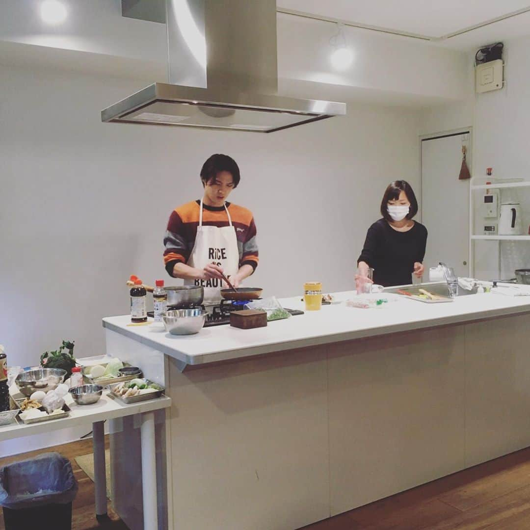 シンプルご飯が好き。さんのインスタグラム写真 - (シンプルご飯が好き。Instagram)「雑誌掲載お知らせ 10月30日発売のRICEで 俳優の磯村勇斗さんにお弁当作りの講師をしてきました。 1枚目に一部ご紹介していますが 8ページと読み応えある特集となっています！ お弁当は月曜日から金曜日の5日分を 『一生おいしいお弁当』(コサエルワーク刊)から 麺あり丼ありとバラエティ豊かに。 磯村さんは料理経験者との事でしたので 私は口は出すけど手は出さずのお仕事でした。 写真のお弁当も全て磯村さんが作っています。 本当に料理上手でビックリしました。 弁当男子#磯弁 更新を楽しみにしてます。 今号は丸々1冊ほとんどお弁当特集で 本当に読み応えがあります。 特にnancyさんの特集は好き。 モナリザもパンク蛸飯弁当も最高です😂 是非是非手にとってみて下さい 〜 @rice.press  @hayato_isomura  #ricepress  #愛をシェアするお弁当  #お弁当 #磯弁 #一生おいしいお弁当  #雑誌掲載」11月1日 14時28分 - heavydrinker